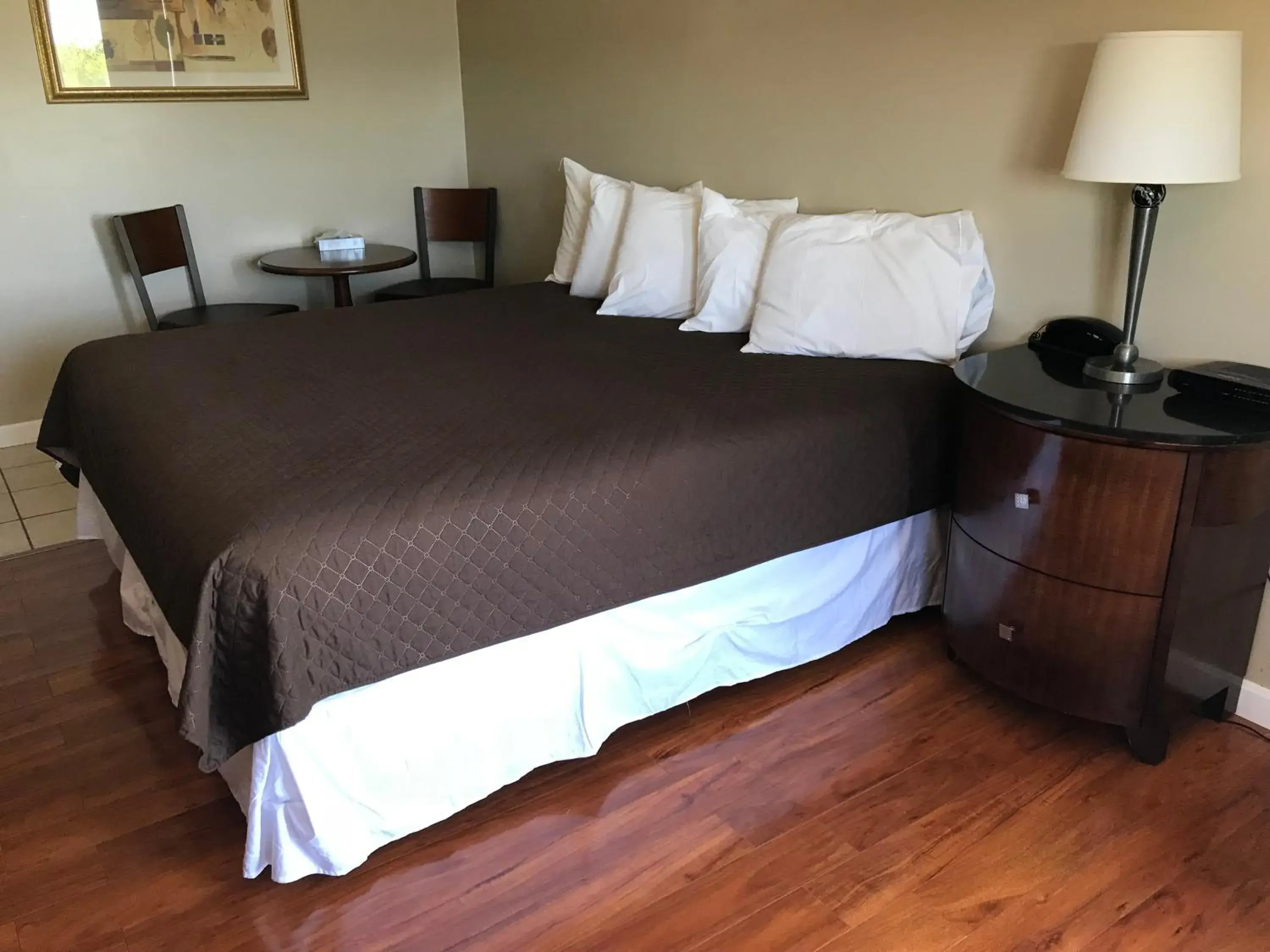 Standard King Room in White Birches Motel Standard King Room in White Birches Motel