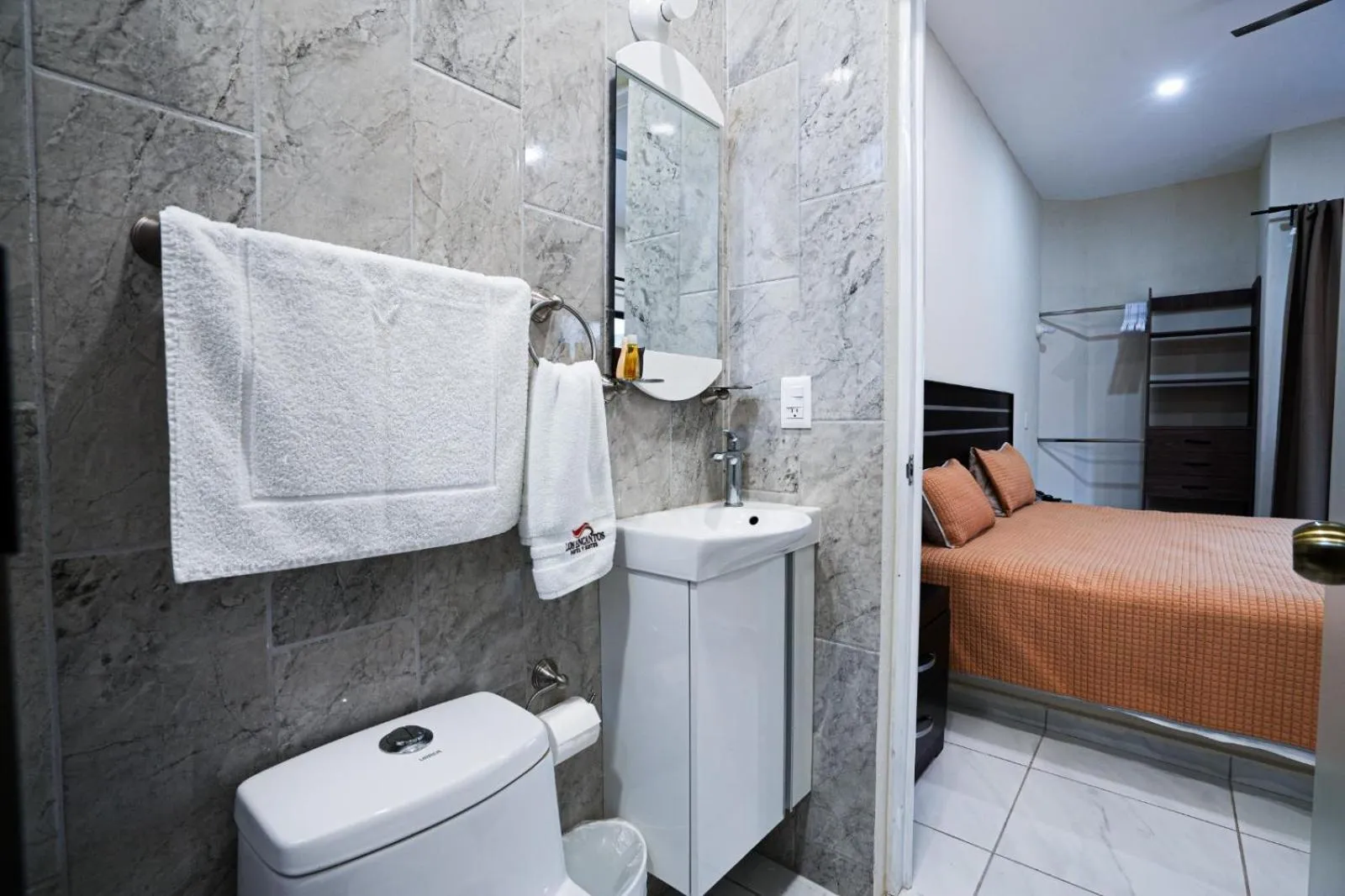 Bathroom, Bed in Hotel y Suites Los Encantos