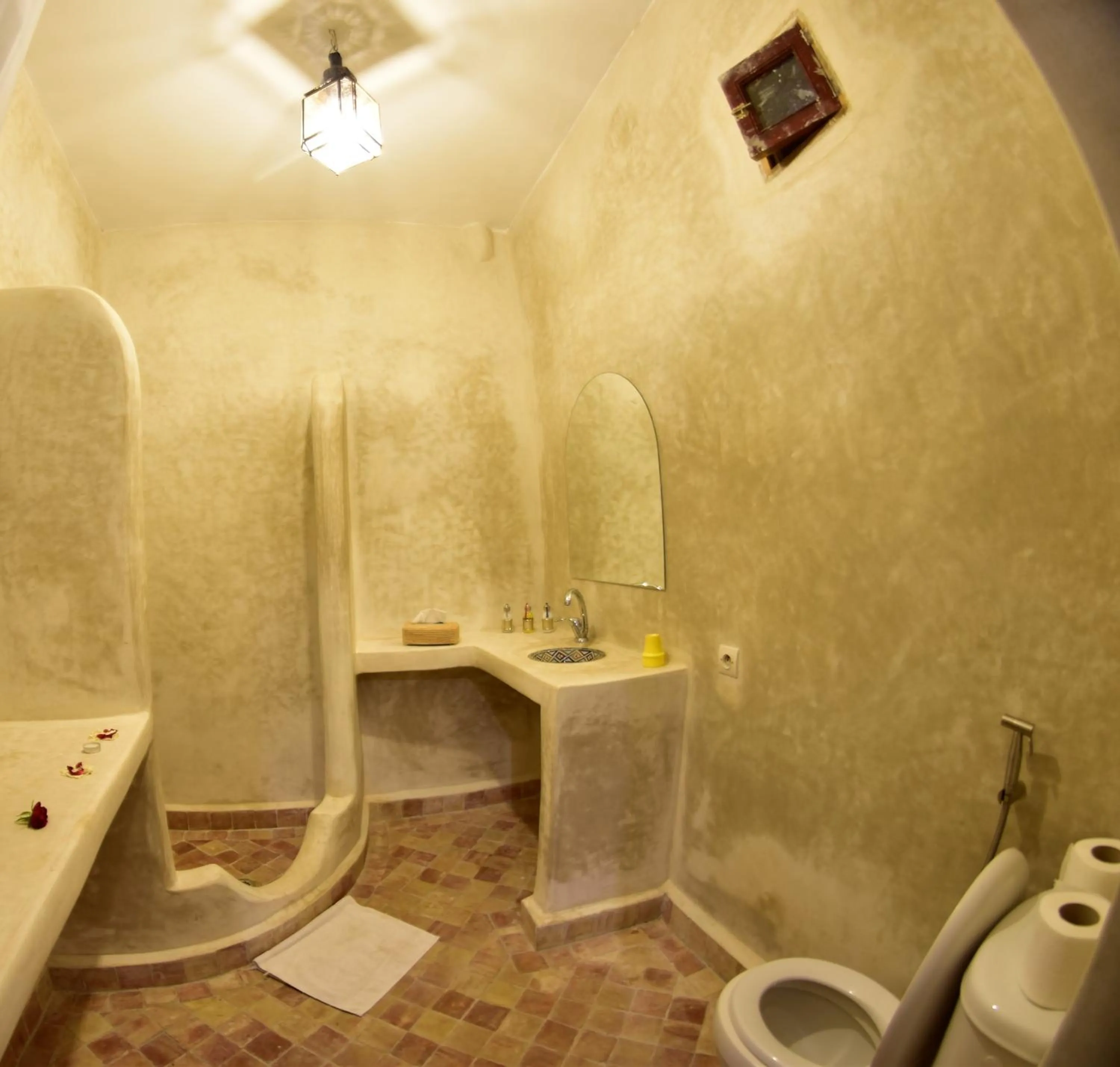 Shower in Riad Iklil