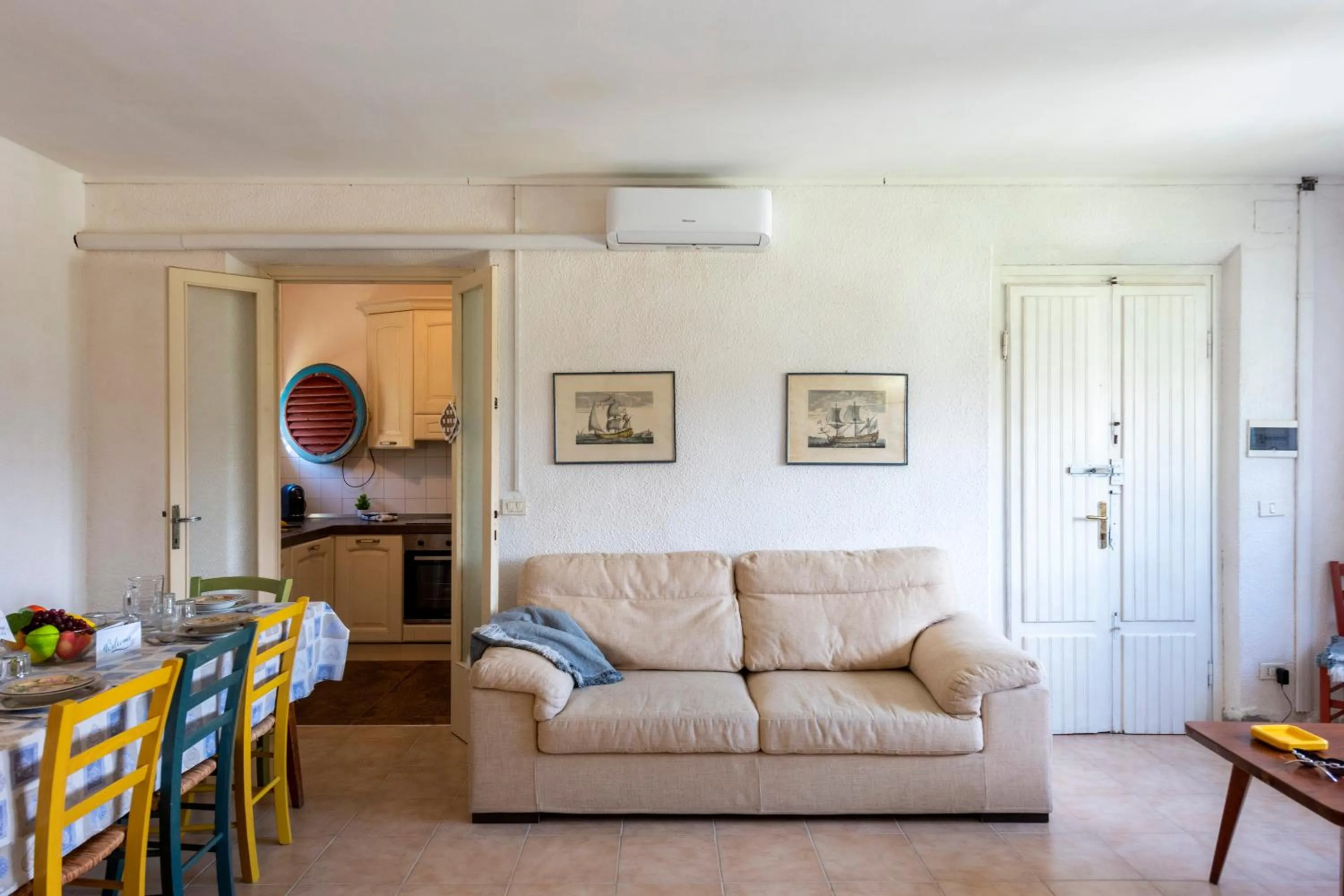 Living room in La Casina Del Pescatore On the Beach - Happy Rentals