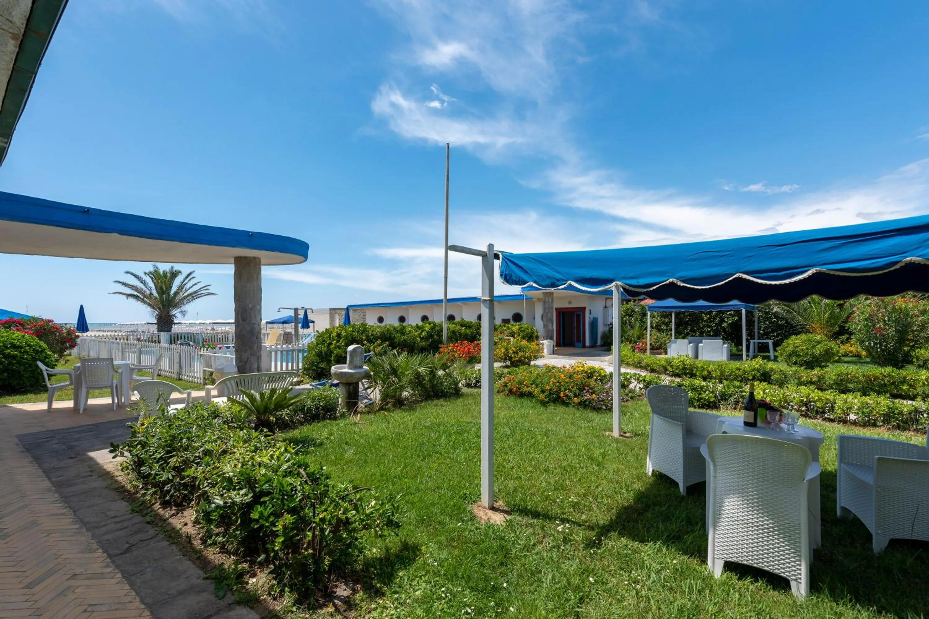Dining area in La Casina Del Pescatore On the Beach - Happy Rentals
