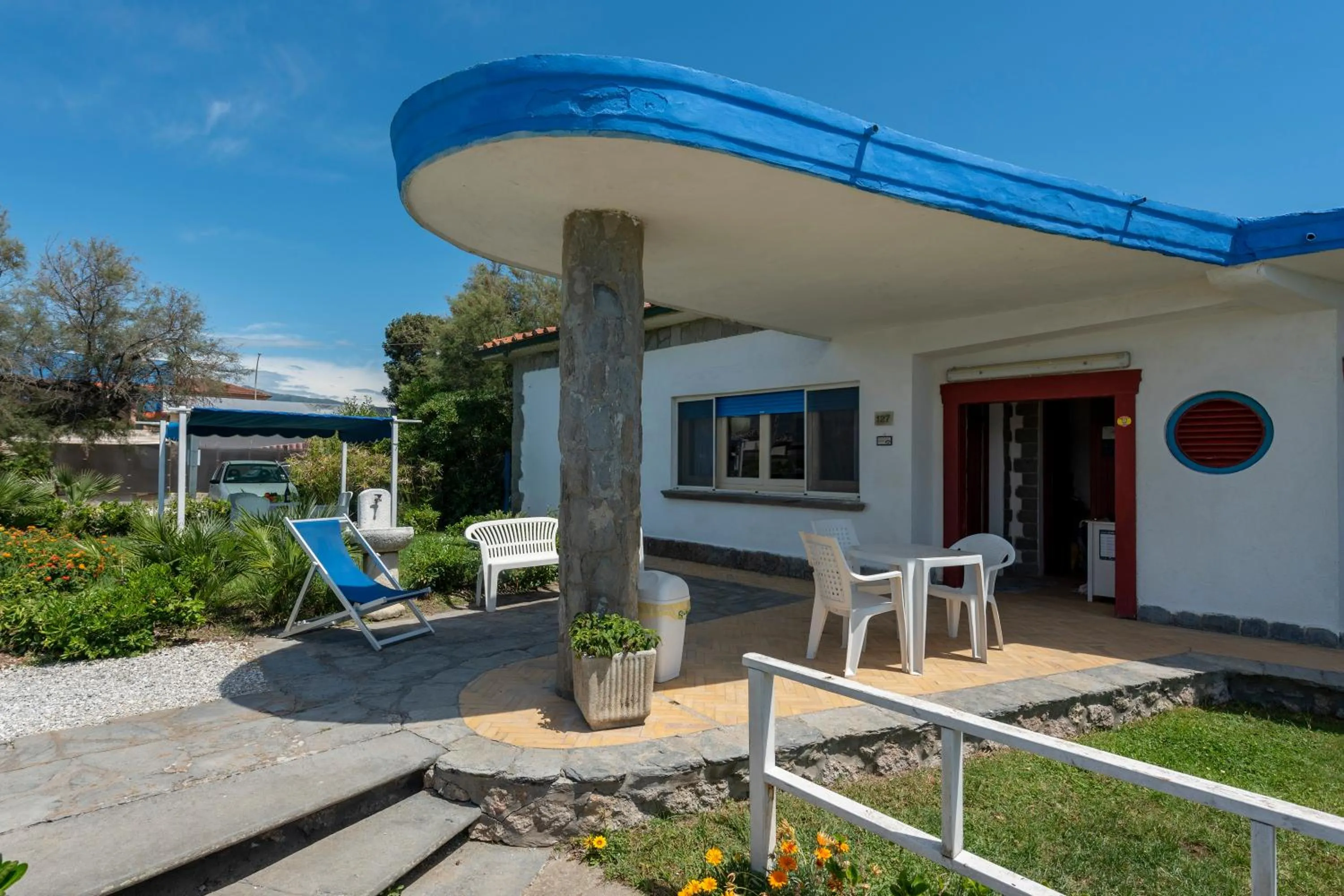 Seating area in La Casina Del Pescatore On the Beach - Happy Rentals