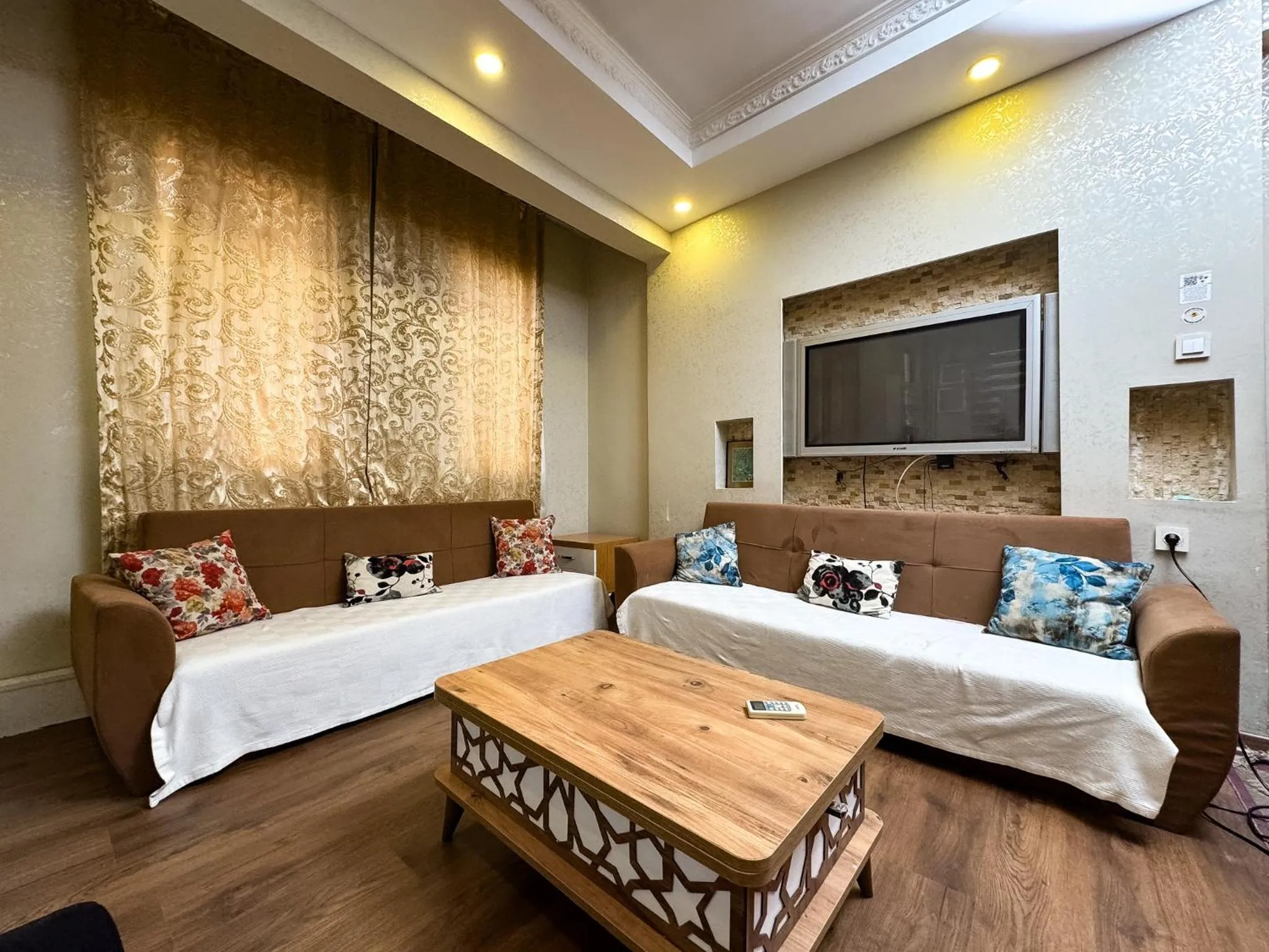 Living room, Bed in The New Season Apart