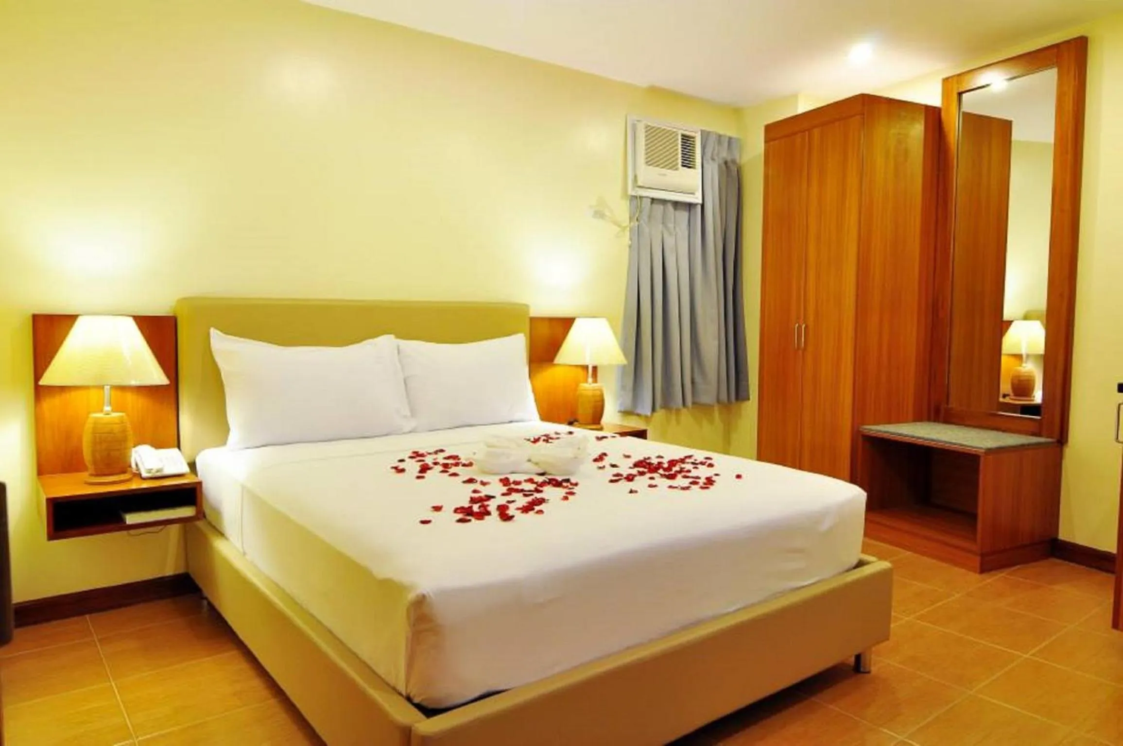 Photo of the whole room, Bed in The Well Hotel