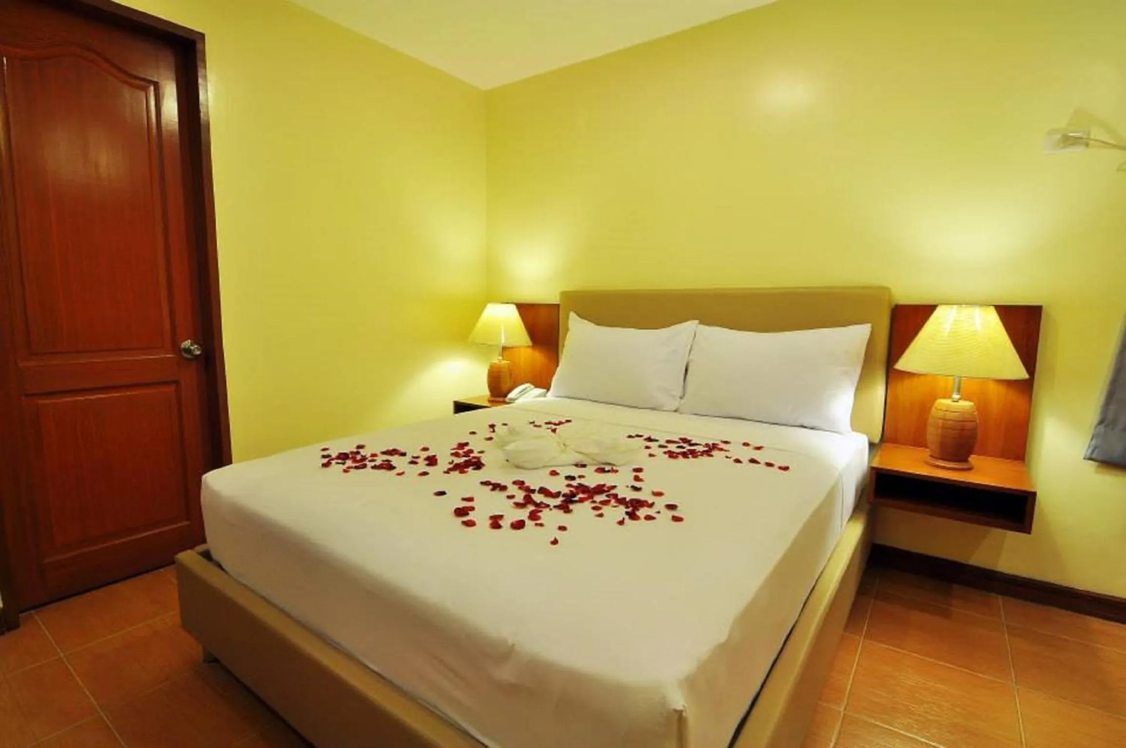 Photo of the whole room, Bed in The Well Hotel