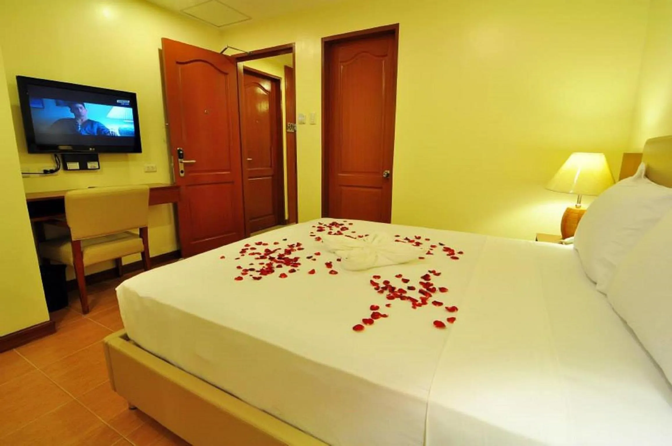 Photo of the whole room, Bed in The Well Hotel