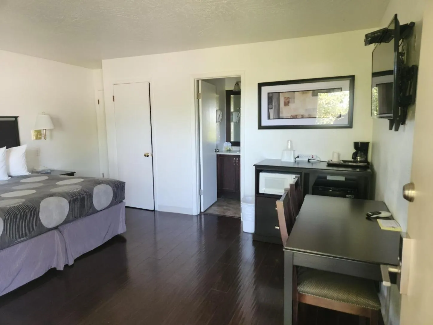 Photo of the whole room, Bed in The View Motel