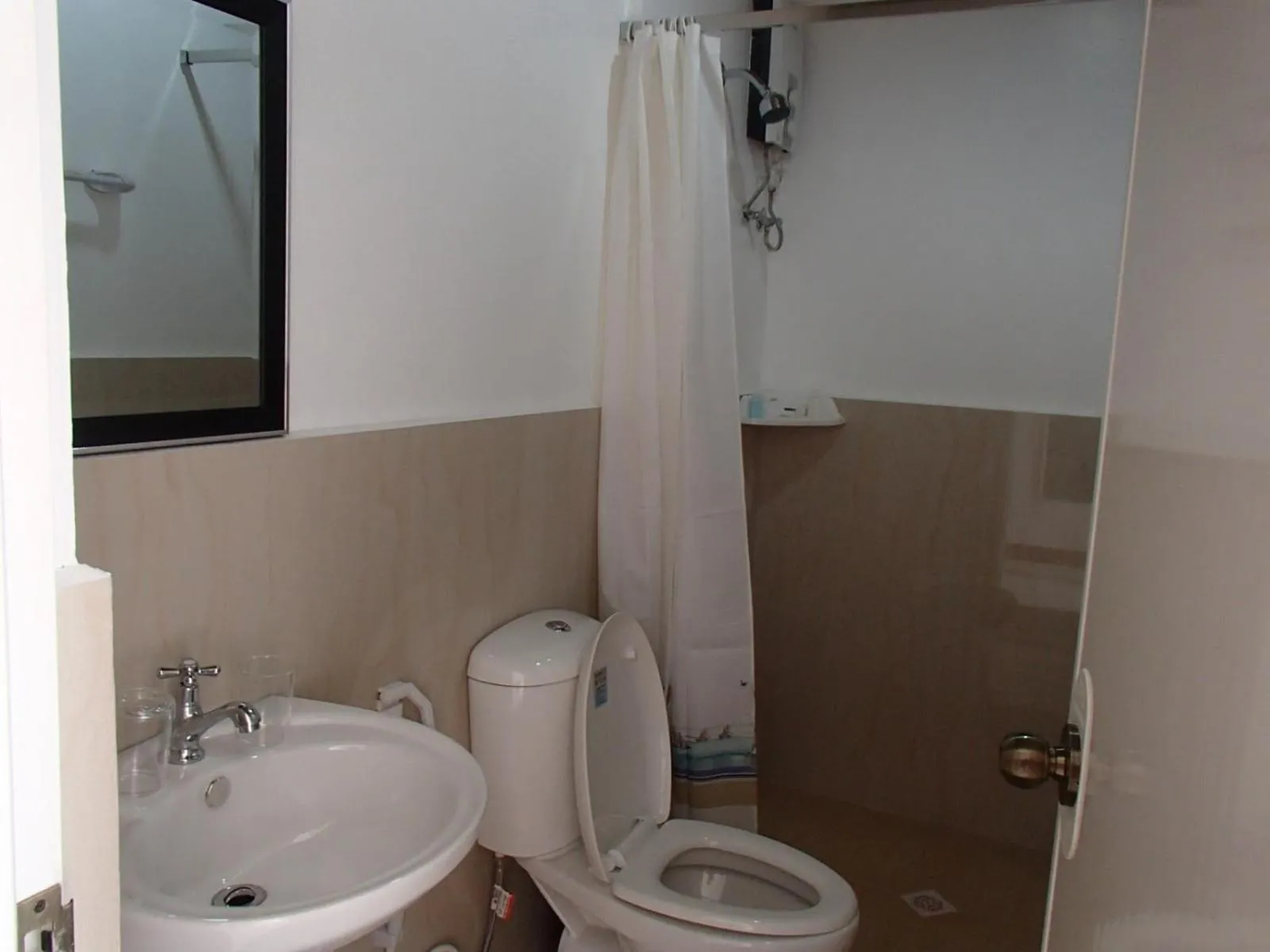 Bathroom in Malapascua Starlight Resort