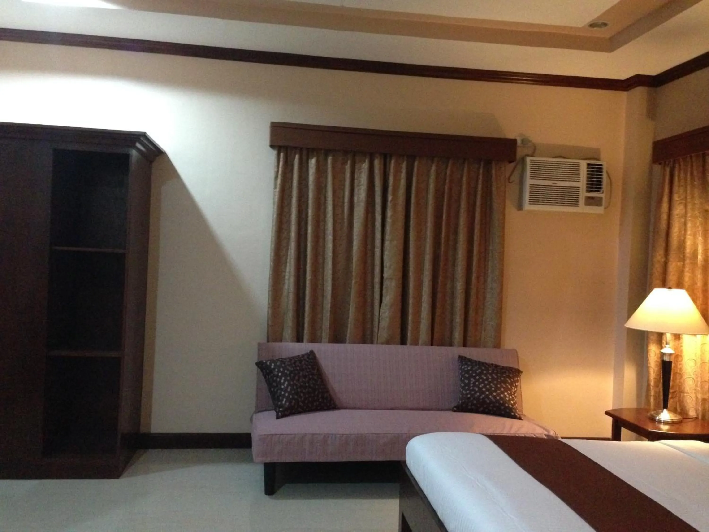 Photo of the whole room, Bed in Malapascua Starlight Resort