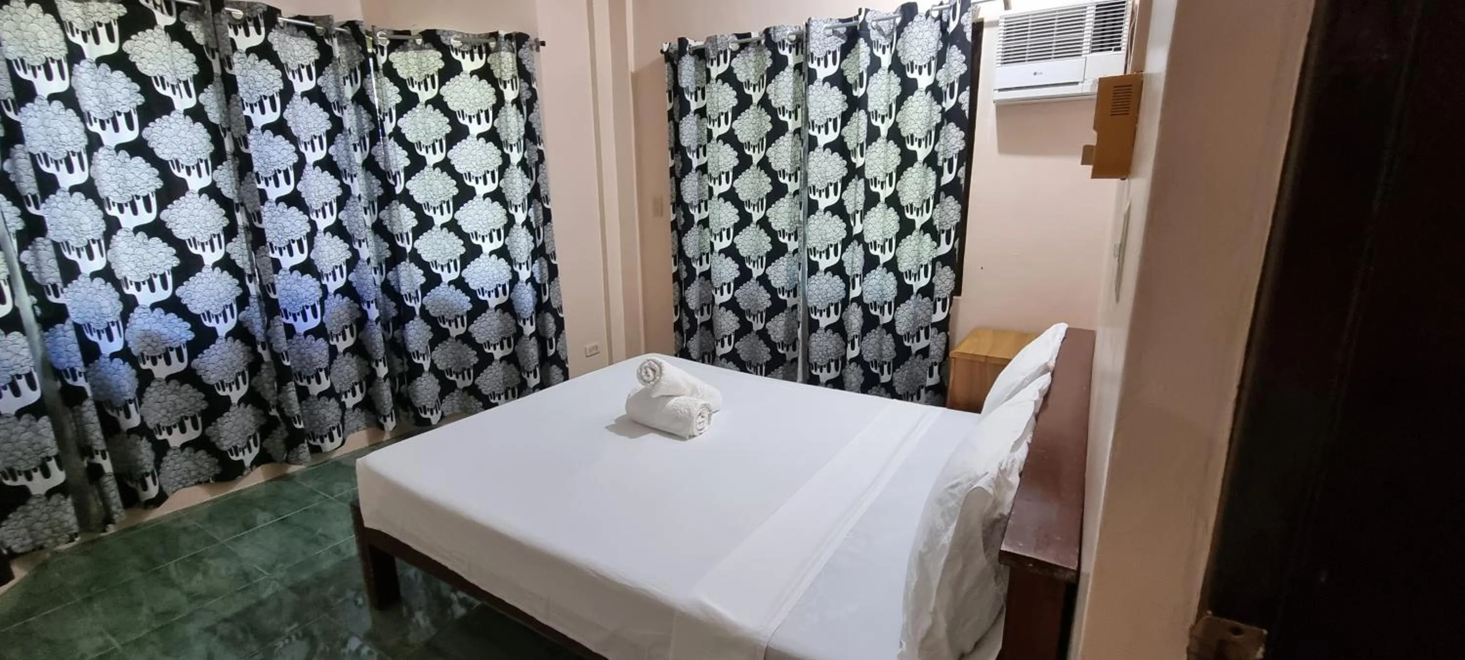 Bed in Malapascua Starlight Resort