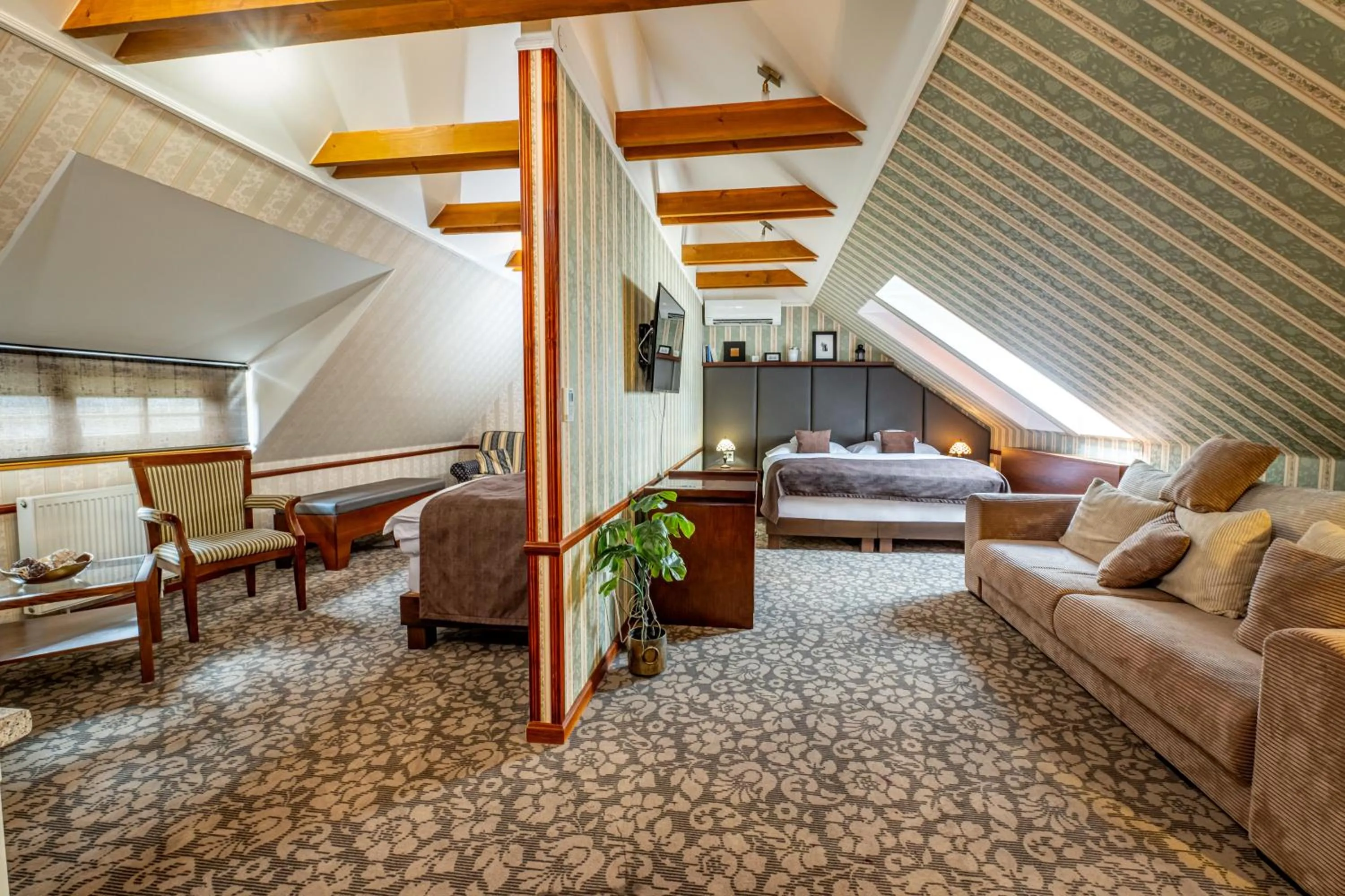 Photo of the whole room in Hotel Golden Eagle