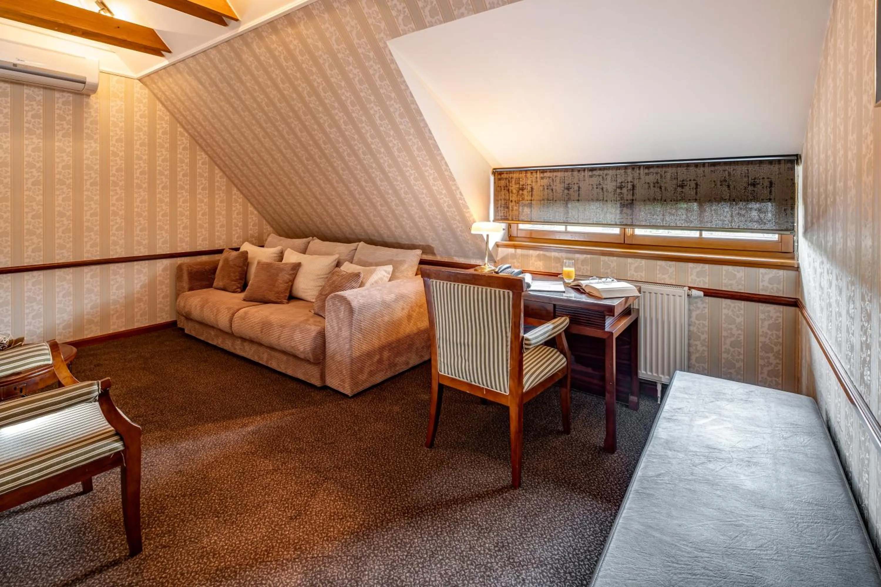 Photo of the whole room in Hotel Golden Eagle