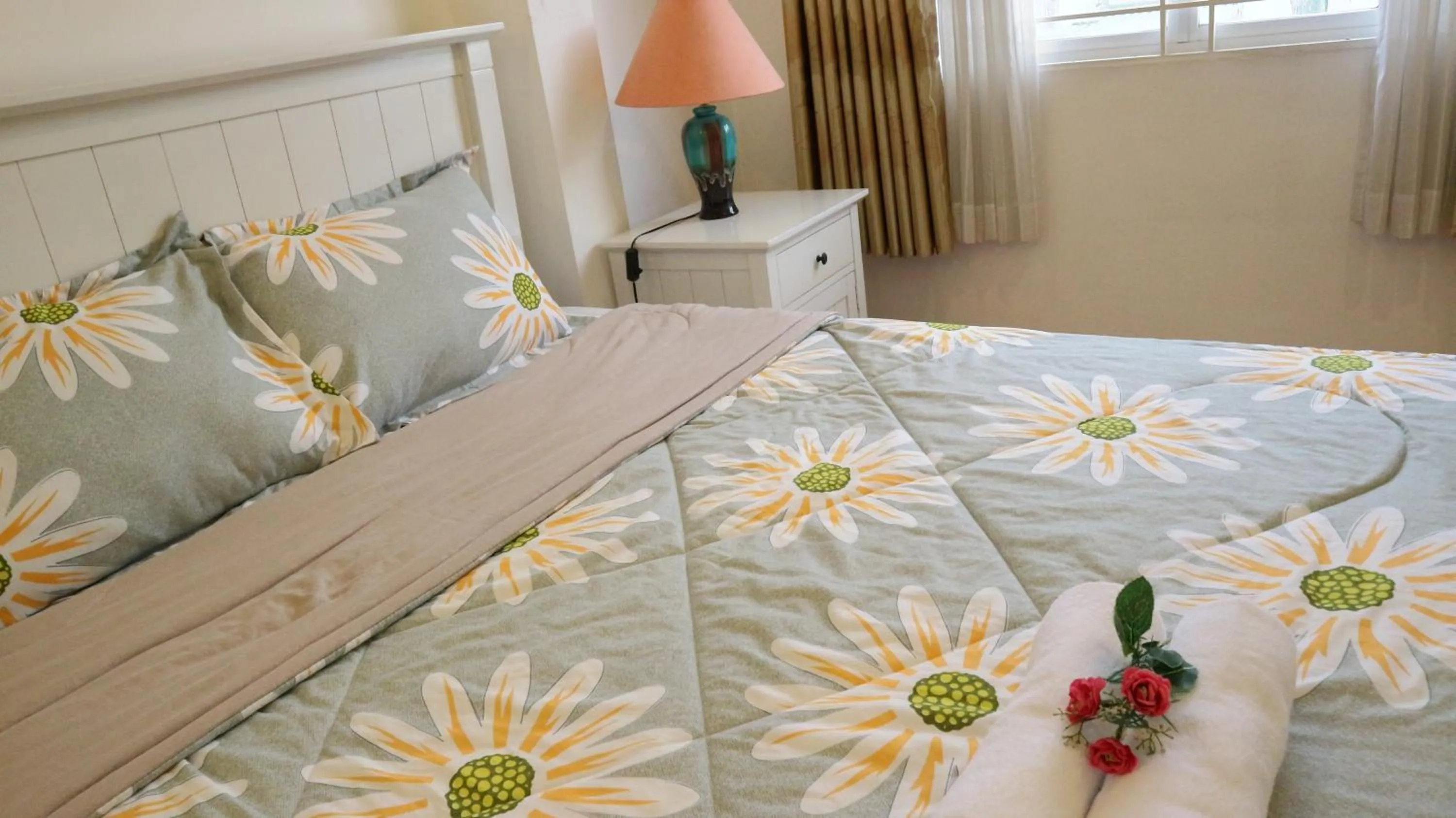 Bed in Smiley Apartment 3