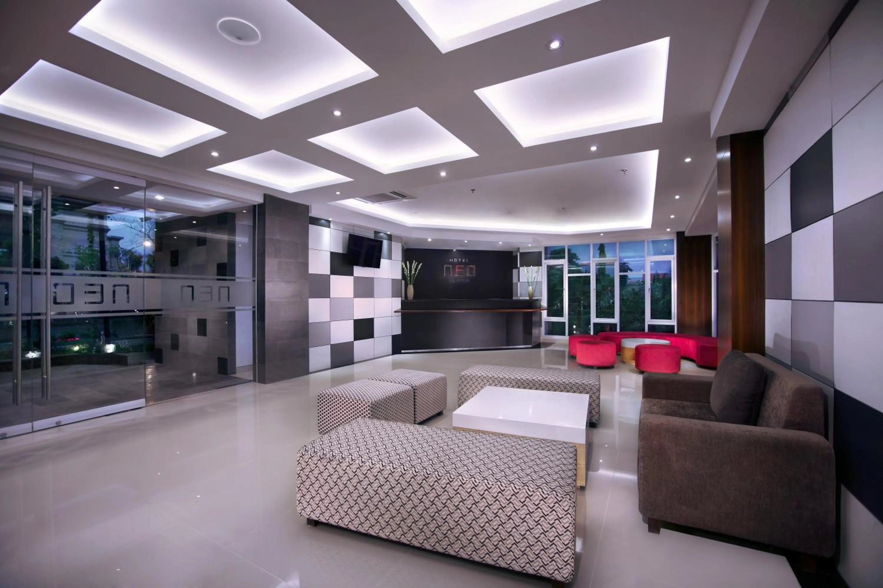 Lobby or reception in Neo Denpasar by ASTON