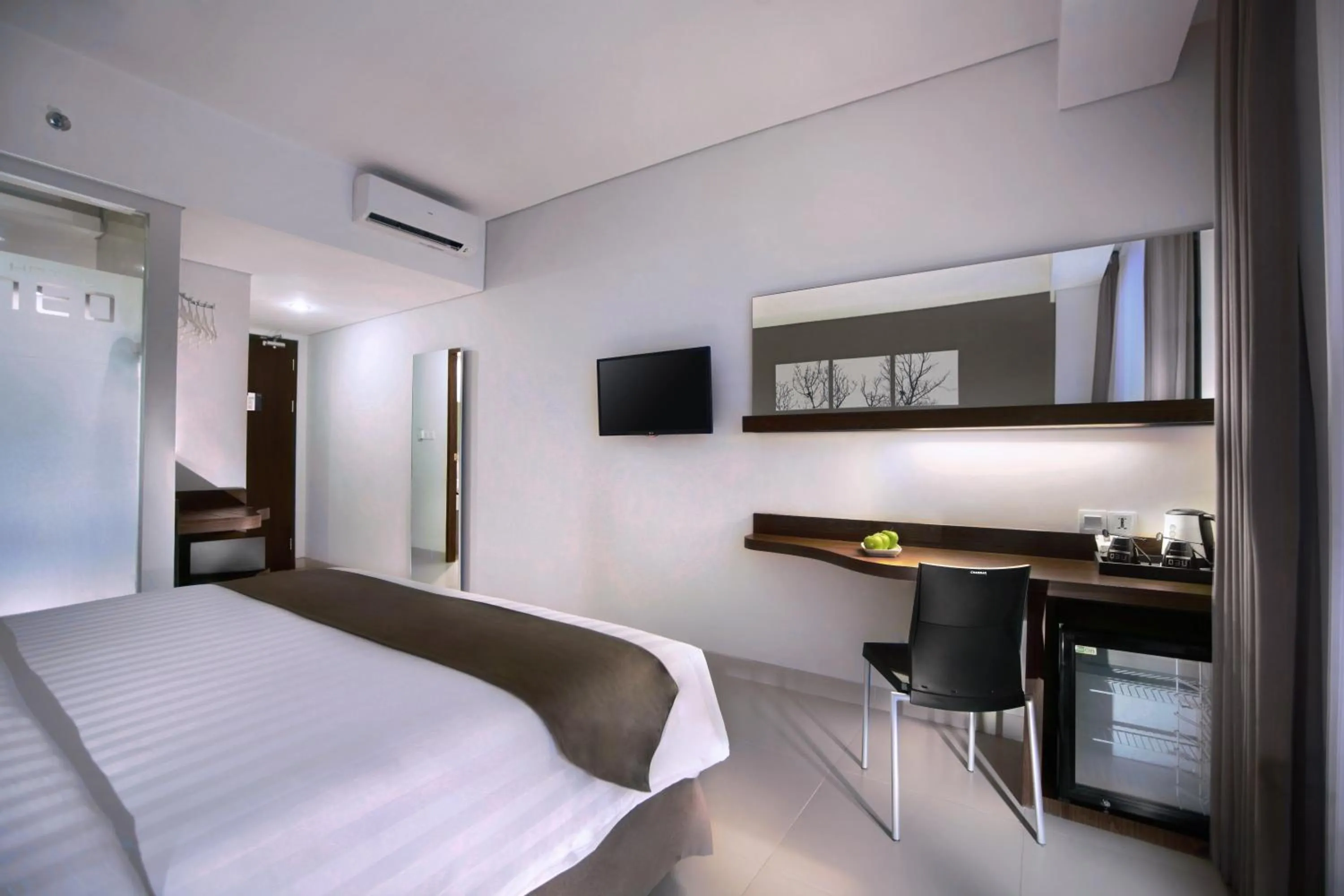 Photo of the whole room, Bed in Neo Denpasar by ASTON