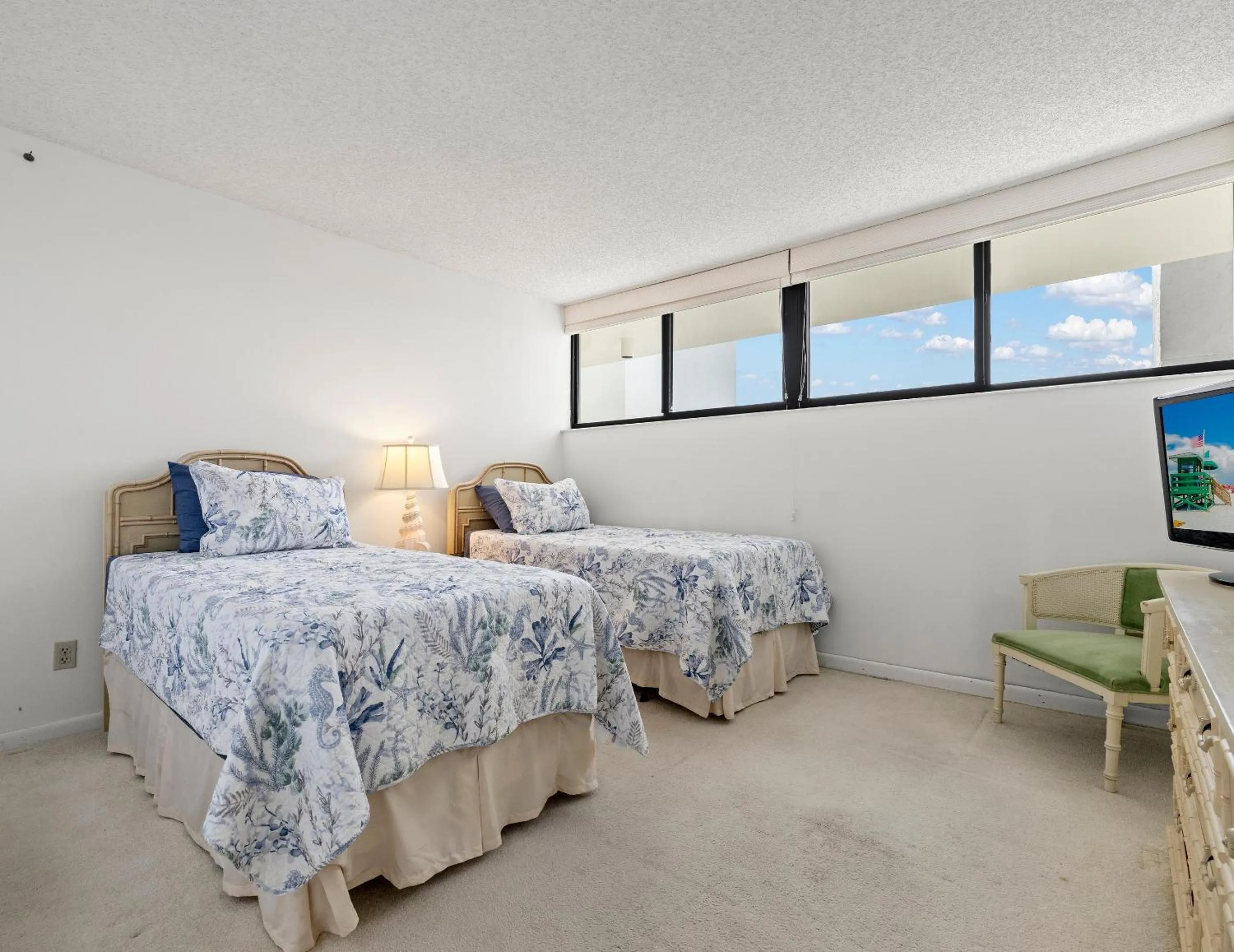 Property building, Bed in Palms of Bay Beach 4F