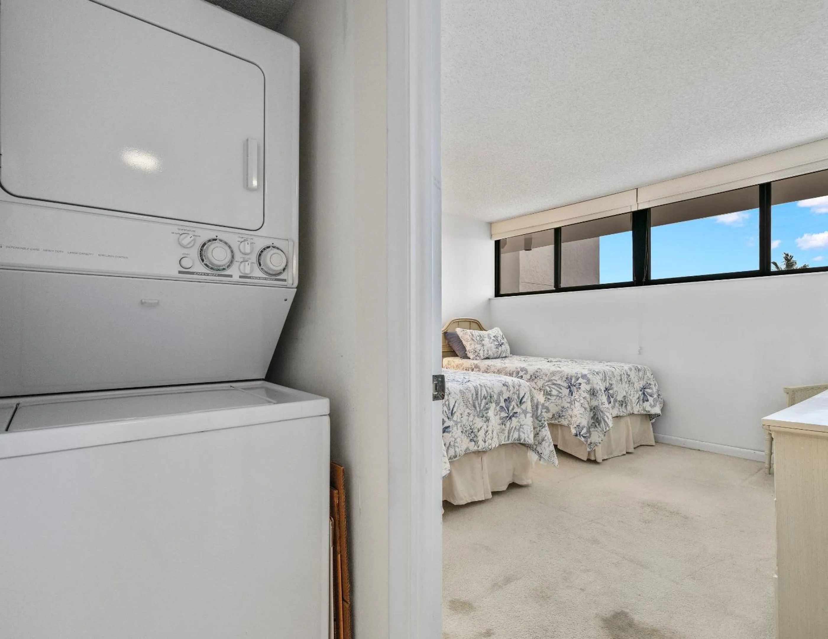 Property building, Bed in Palms of Bay Beach 4F