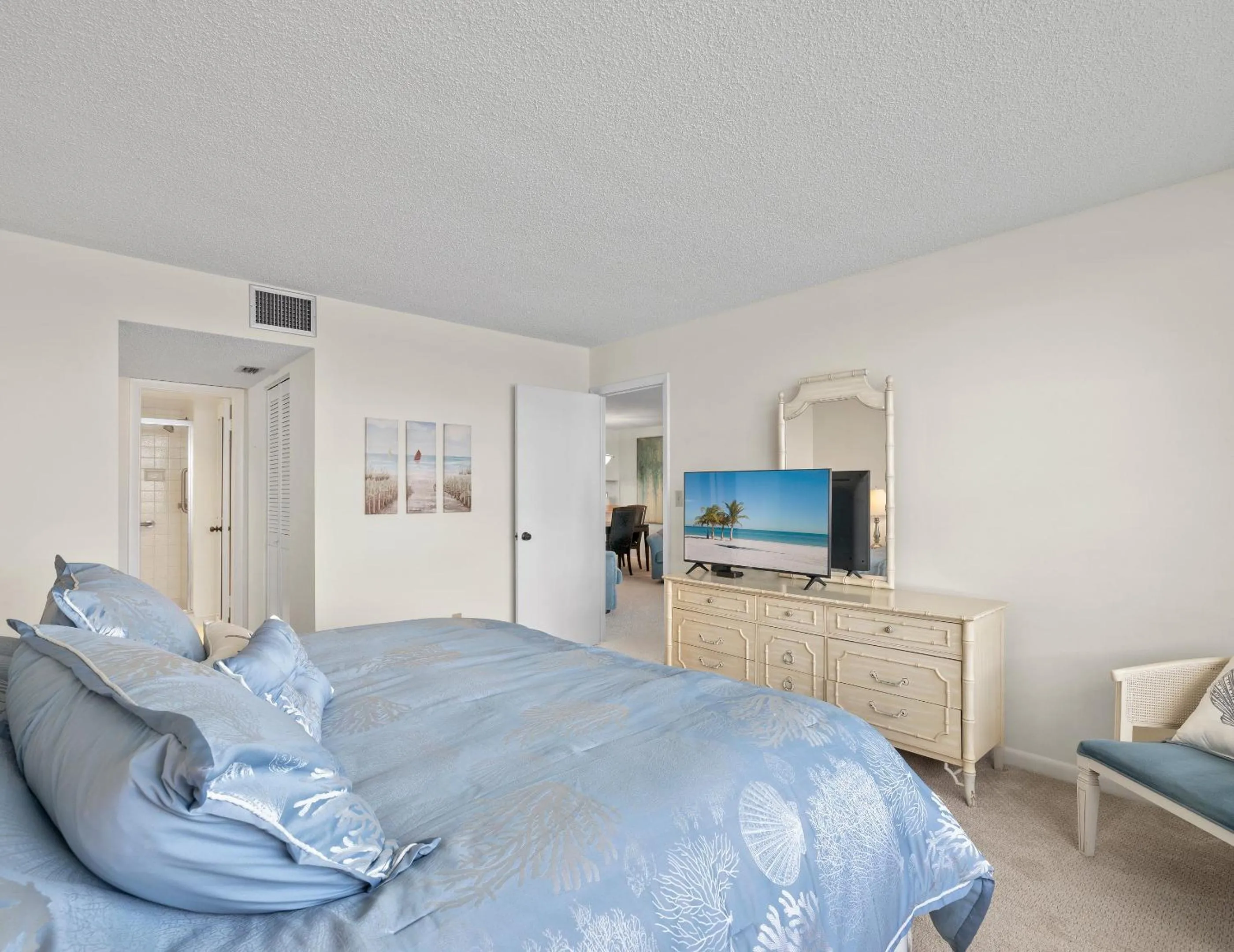 Property building, Bed in Palms of Bay Beach 4F
