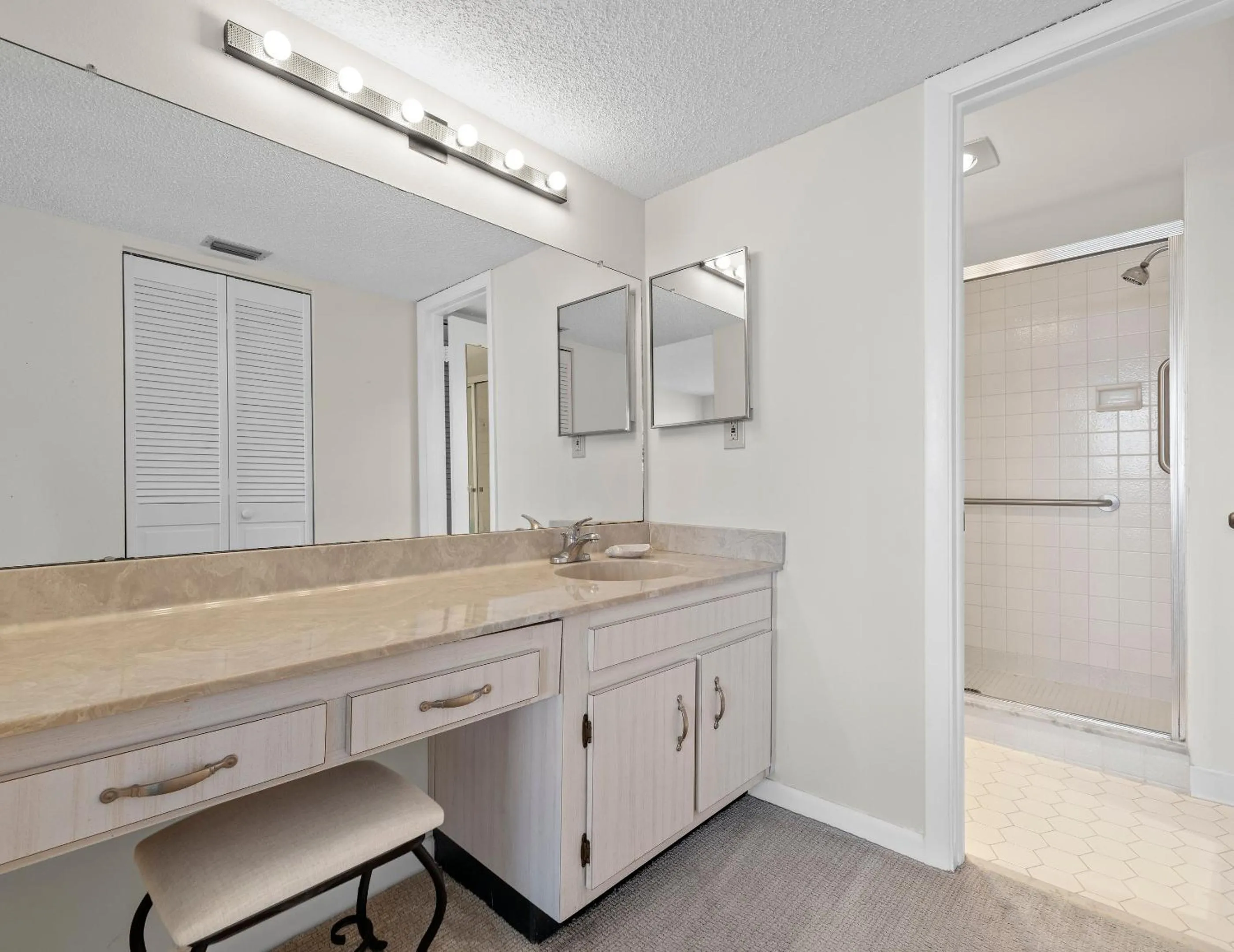 Property building in Palms of Bay Beach 4F