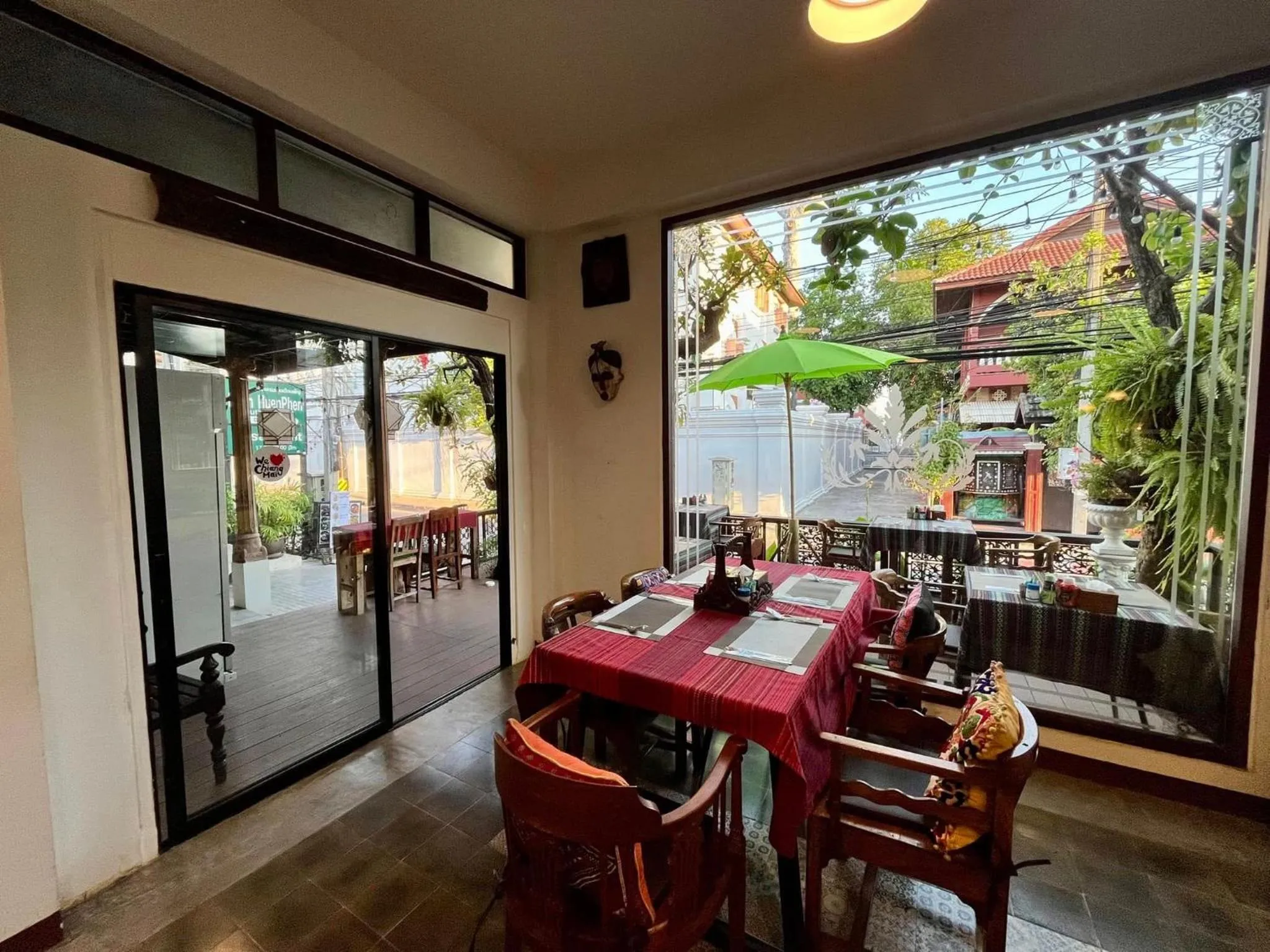 Restaurant/places to eat in Baan Huenphen Boutique Hotel