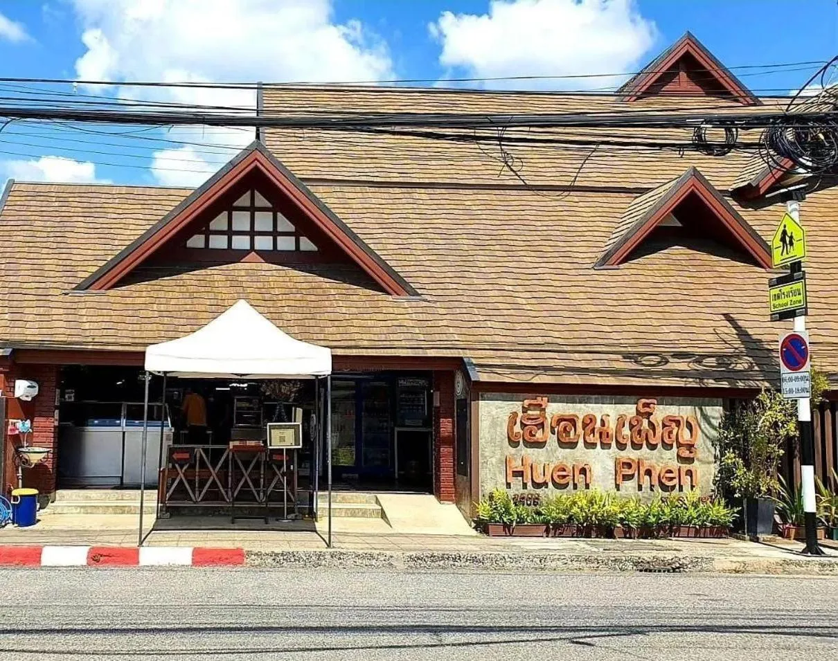 Restaurant/places to eat in Baan Huenphen Boutique Hotel