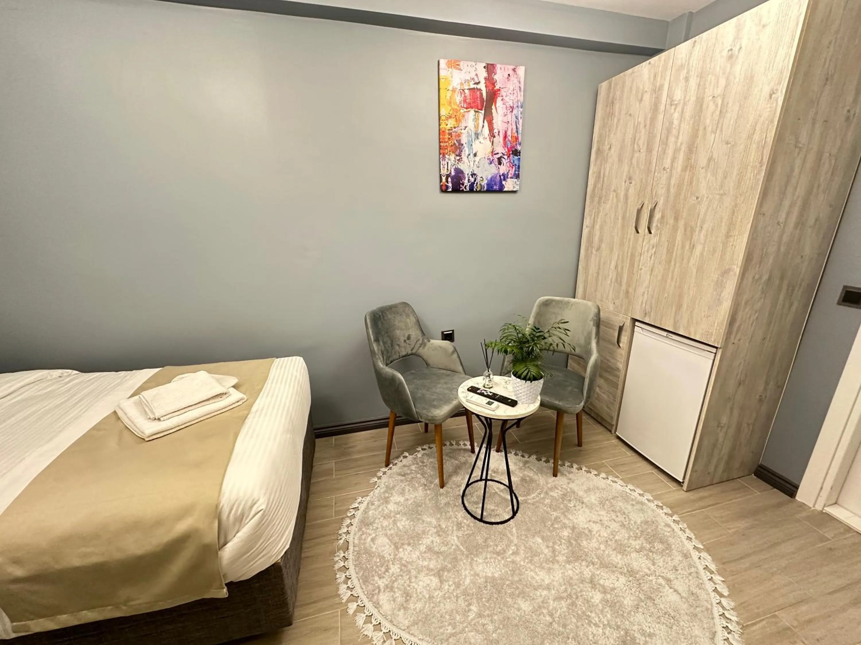 Living room, Bed in Blue Moonrise Hotel