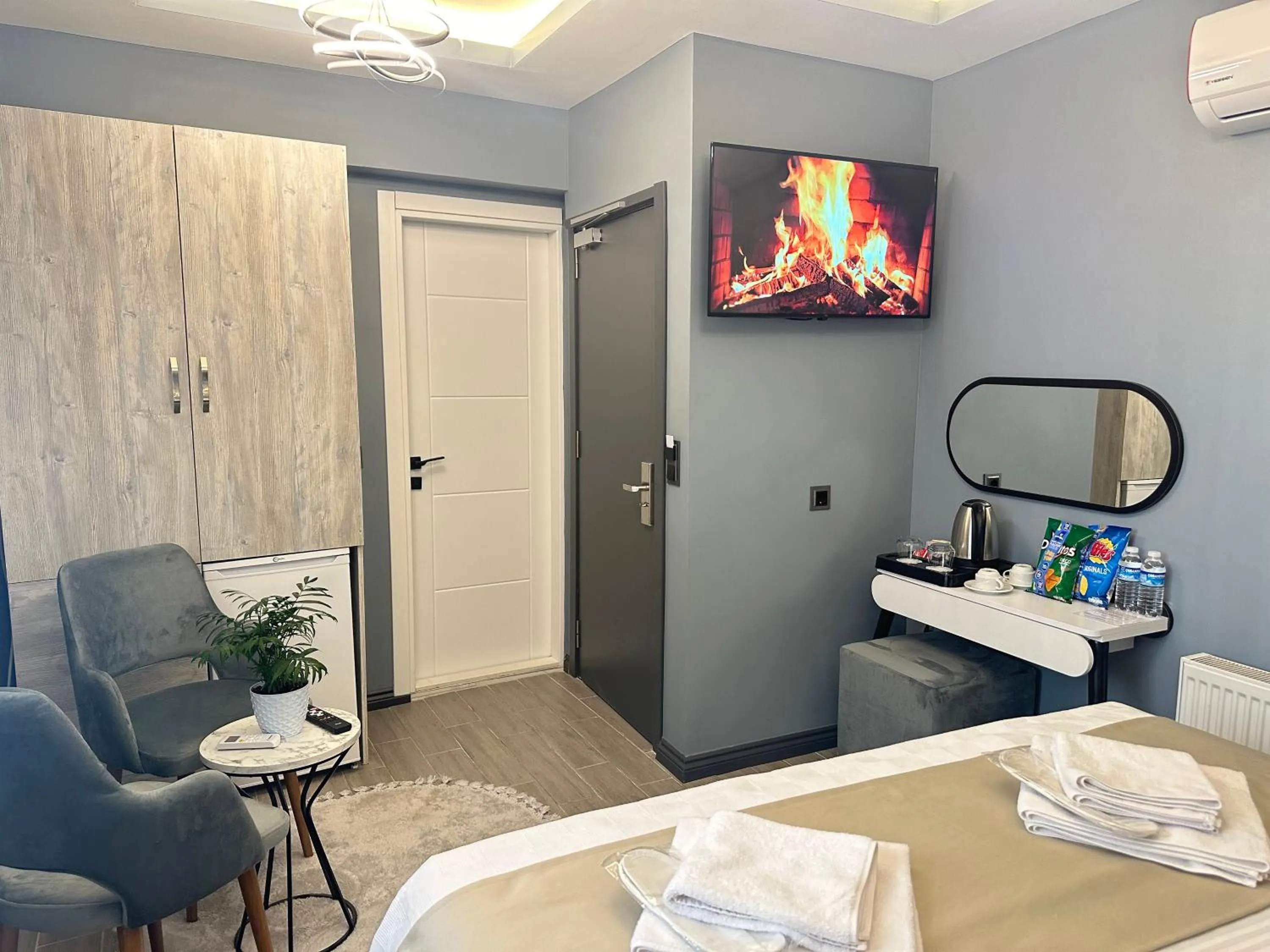 TV and multimedia, Bed in Blue Moonrise Hotel