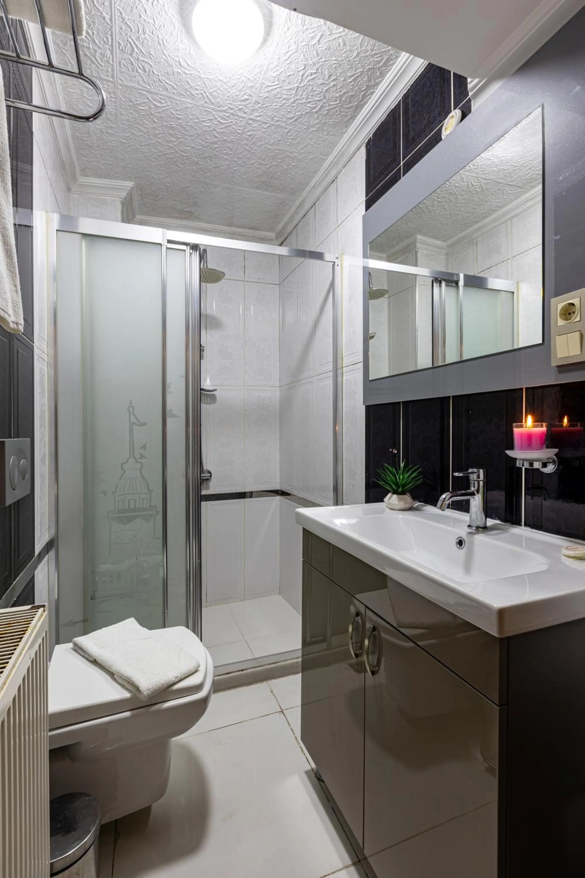 Shower in LINNGA HOTEL & SUITE