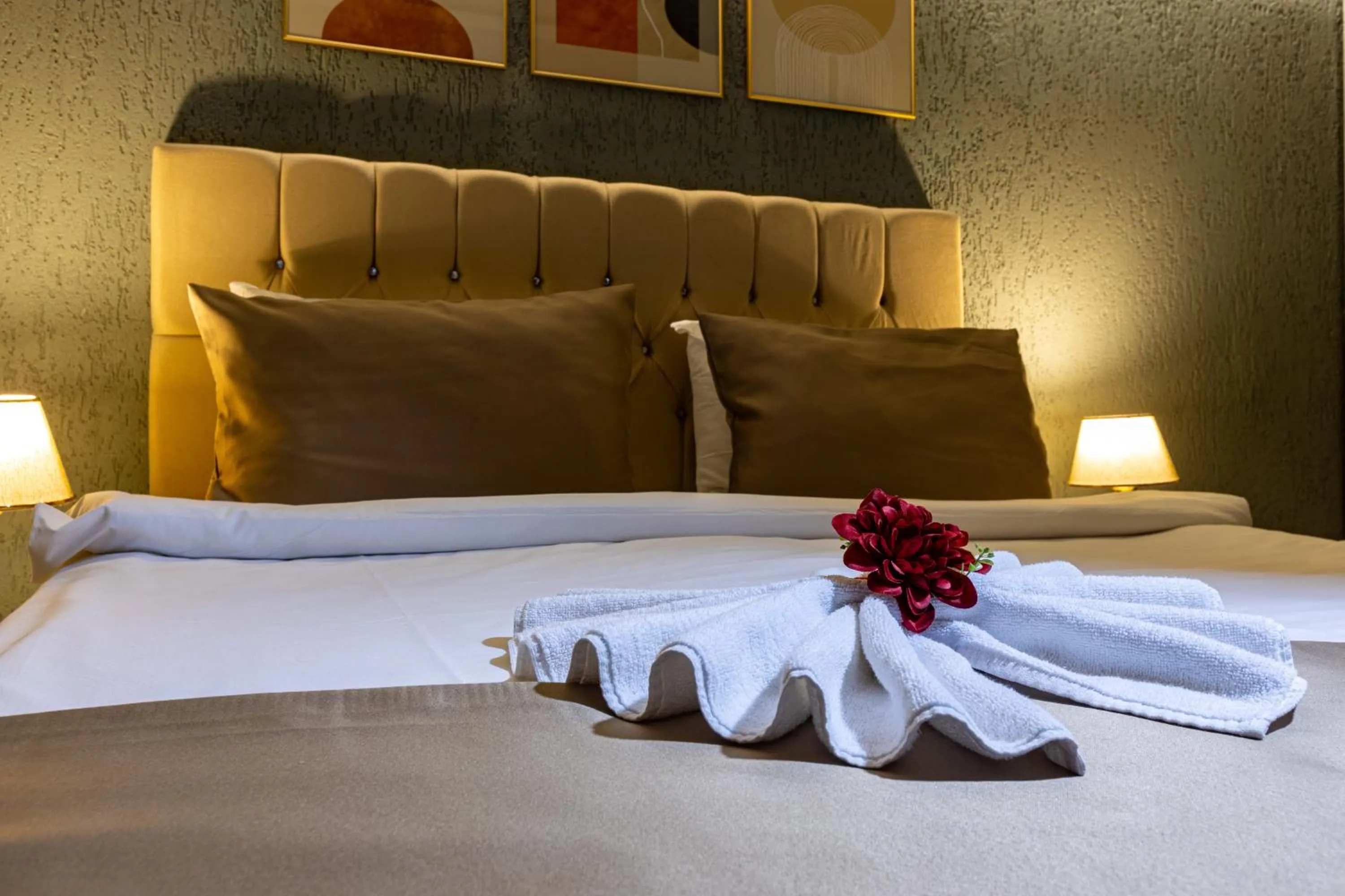 Bed in LINNGA HOTEL & SUITE