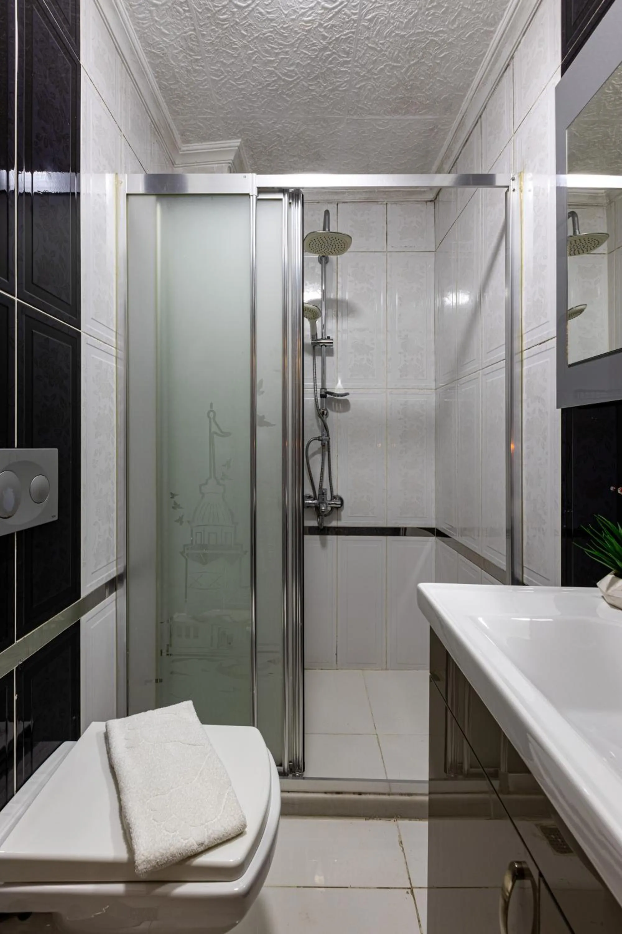 Shower in LINNGA HOTEL & SUITE