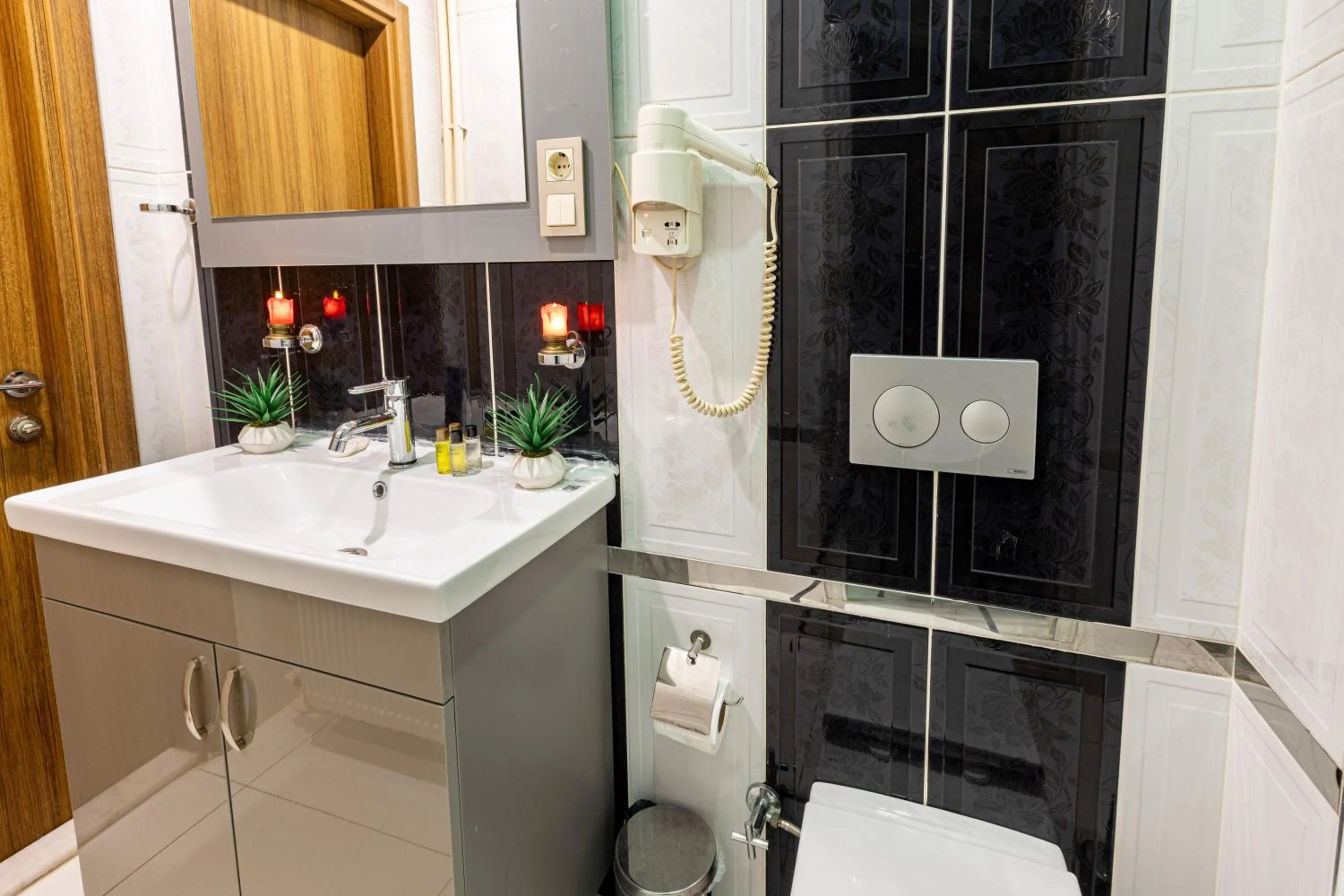 Shower in LINNGA HOTEL & SUITE