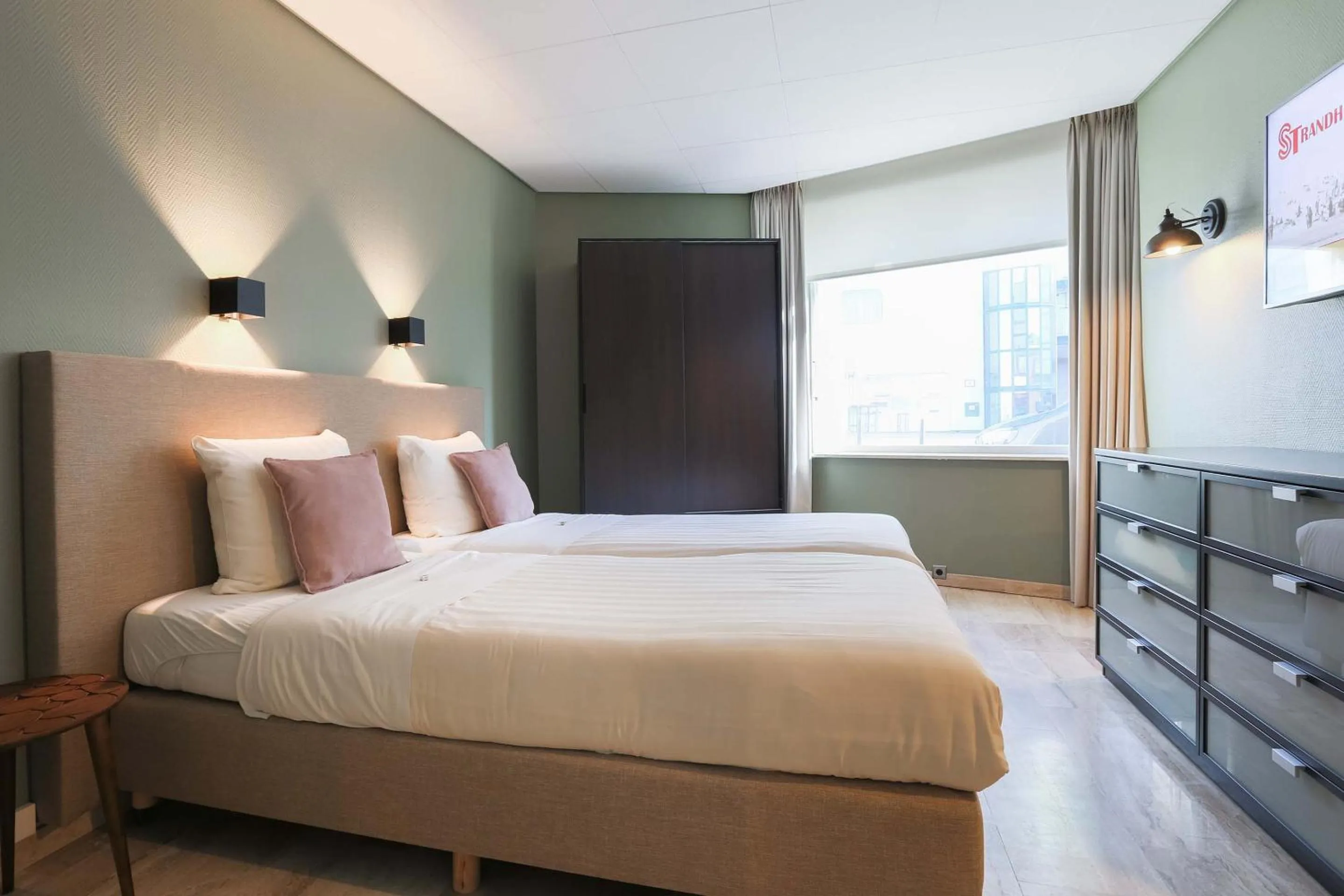 Photo of the whole room, Bed in Strandhotel Scheveningen