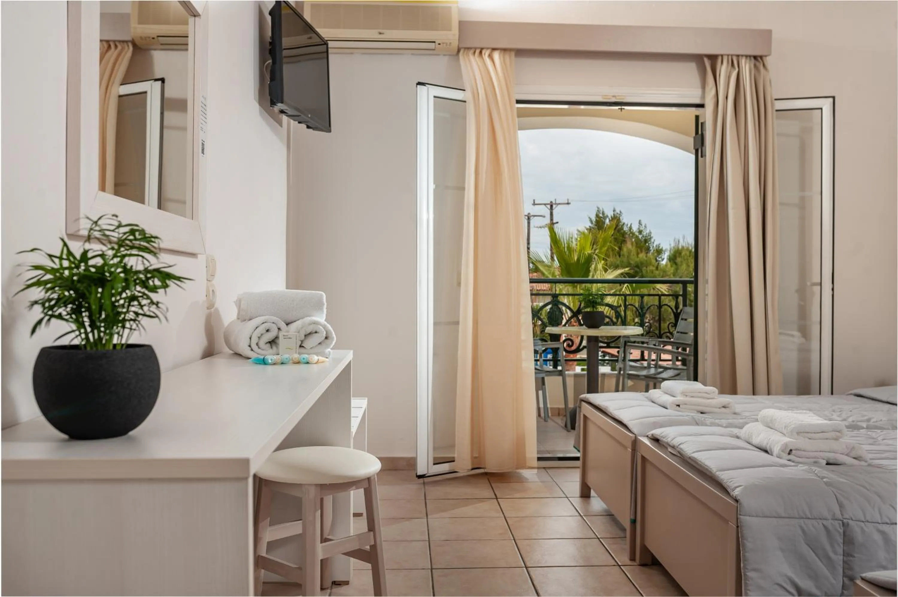 Bedroom, Bed in Zante Atlantis Hotel