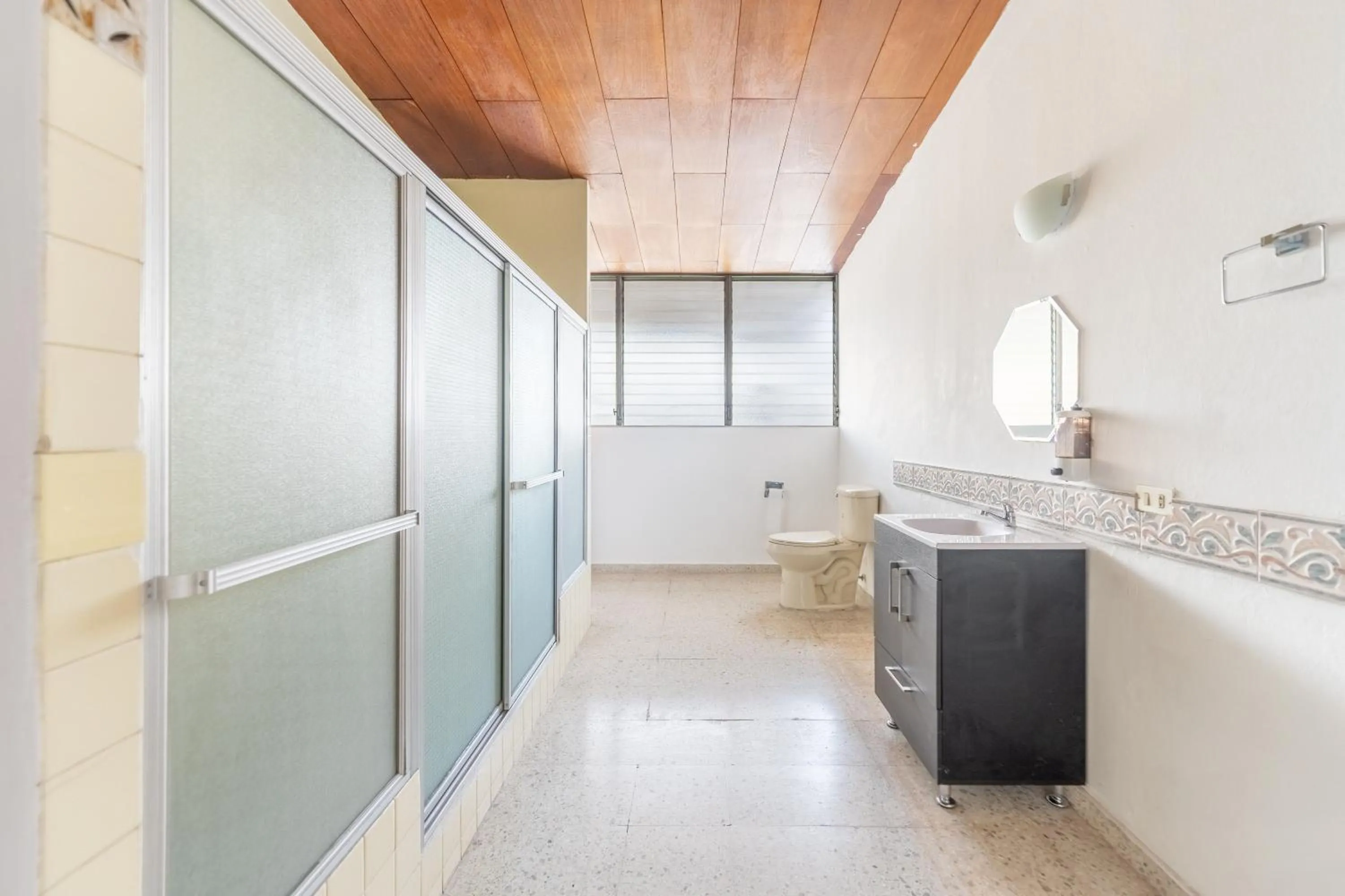 Shower in Volcano Hostal y Restaurante