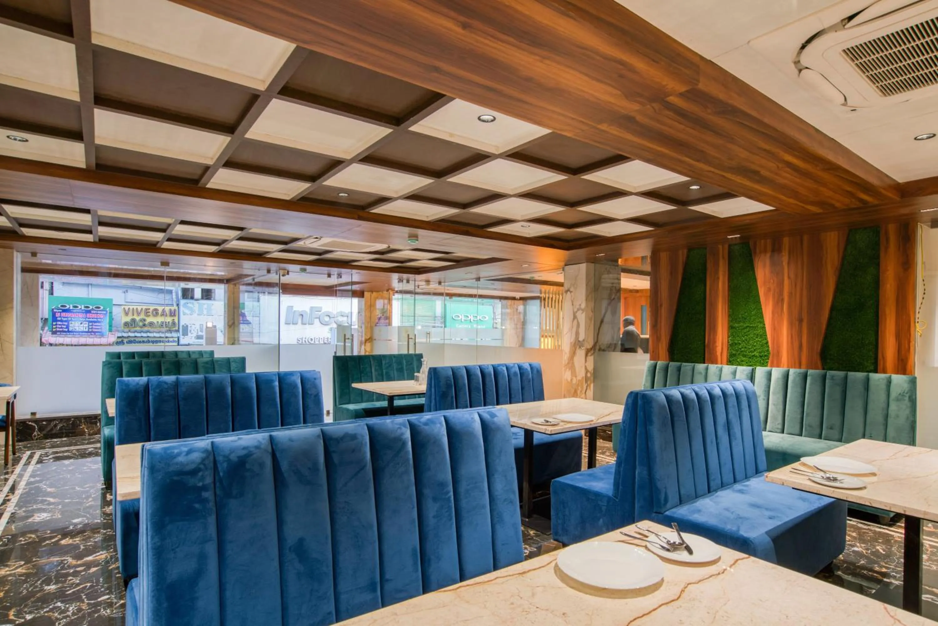 Restaurant/places to eat in Hotel Vilvah