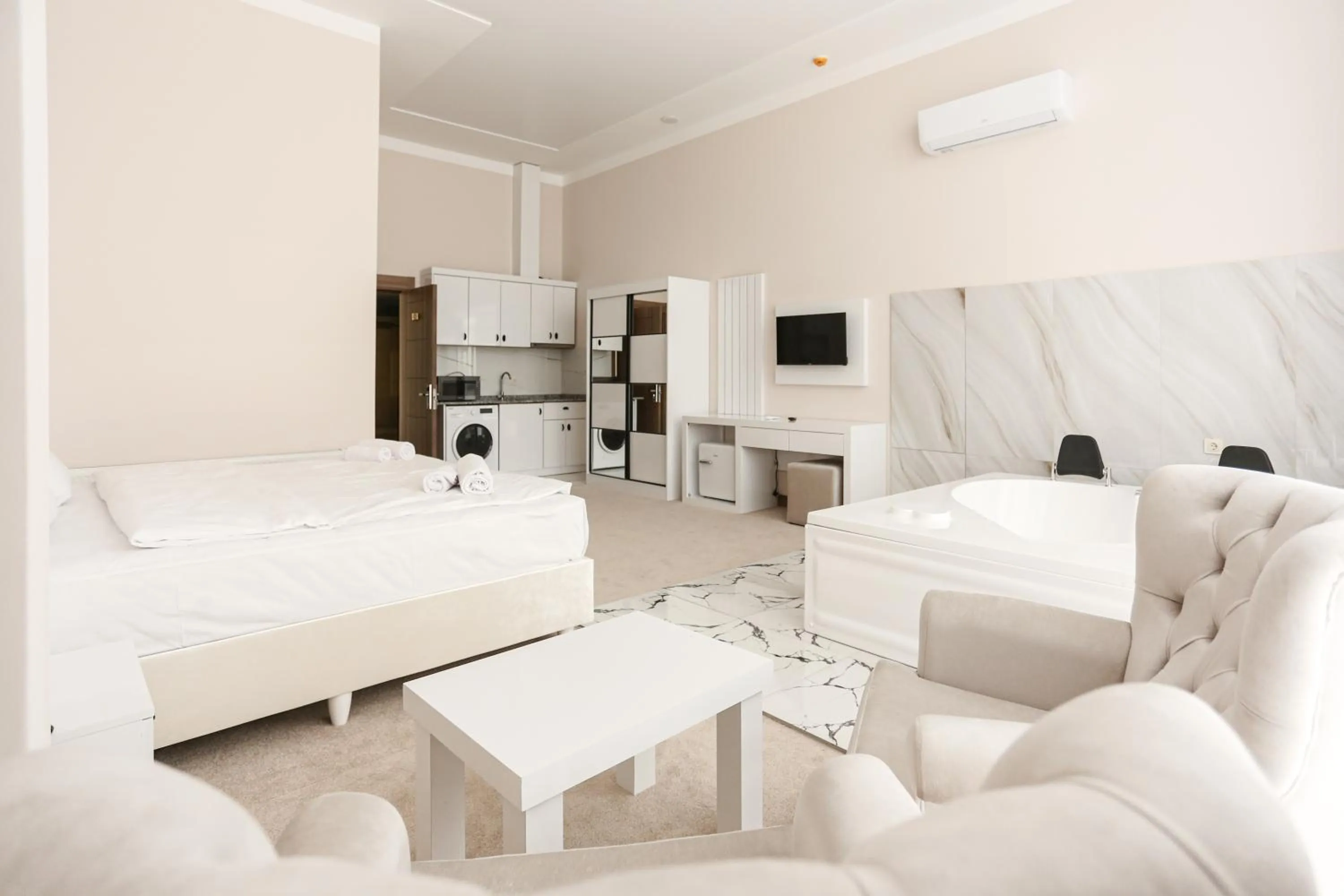 Bedroom, Bed in Chateau Milisi