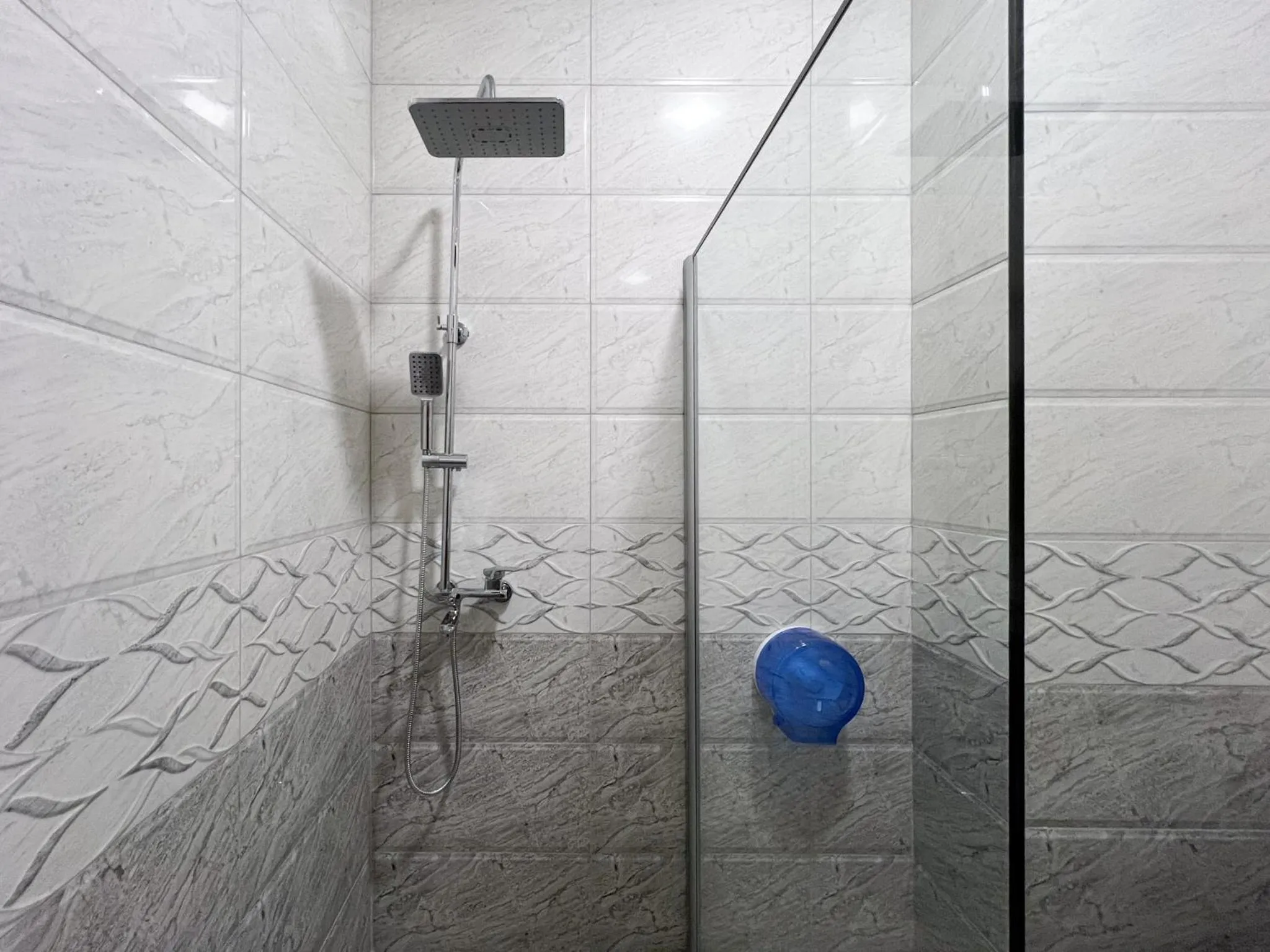 Shower in Chateau Milisi