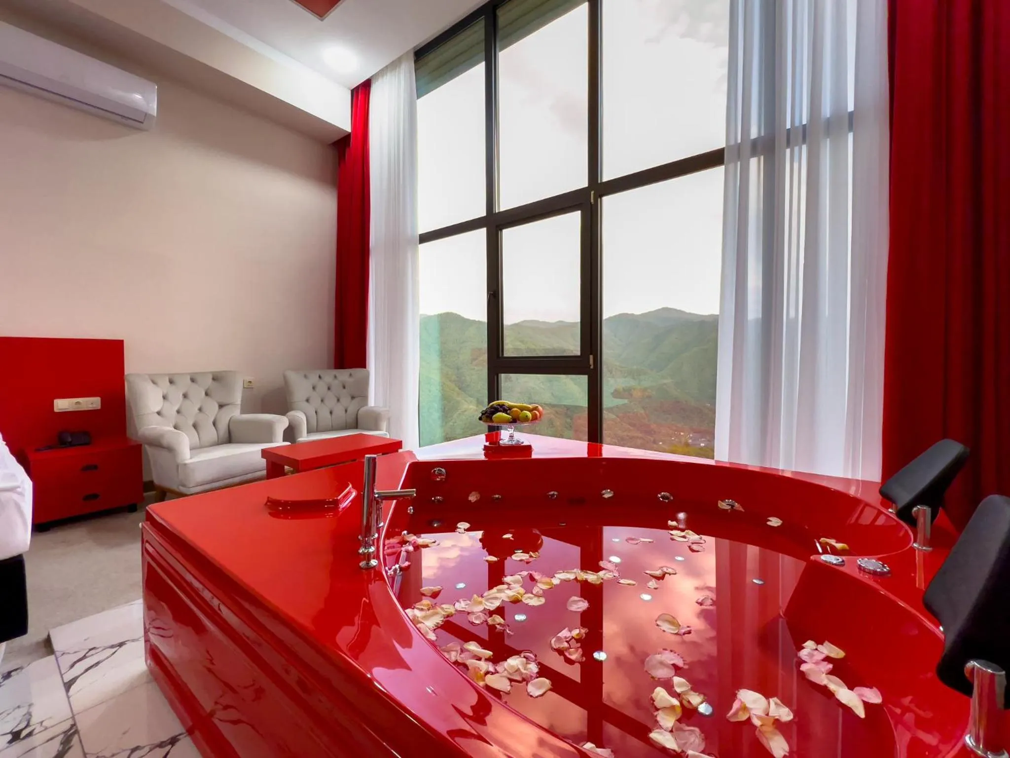 Hot Tub in Chateau Milisi