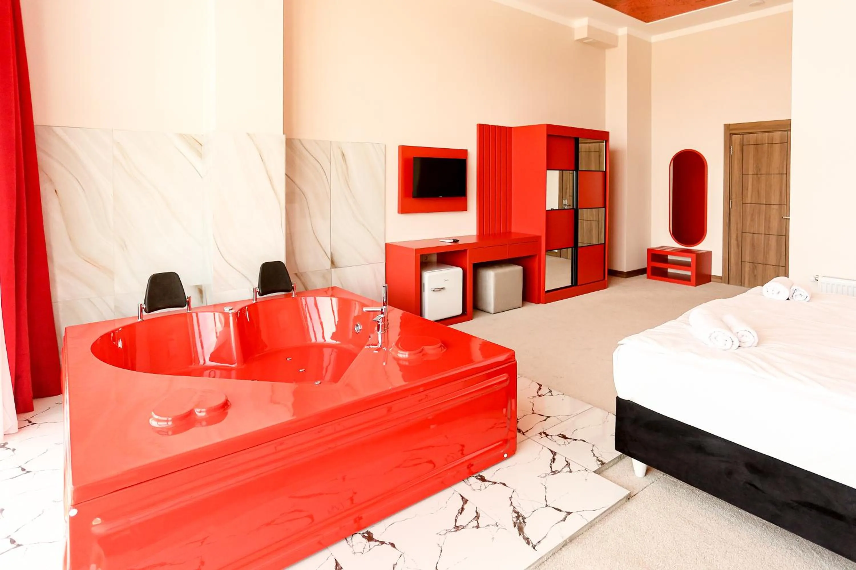 Hot Tub, Bed in Chateau Milisi