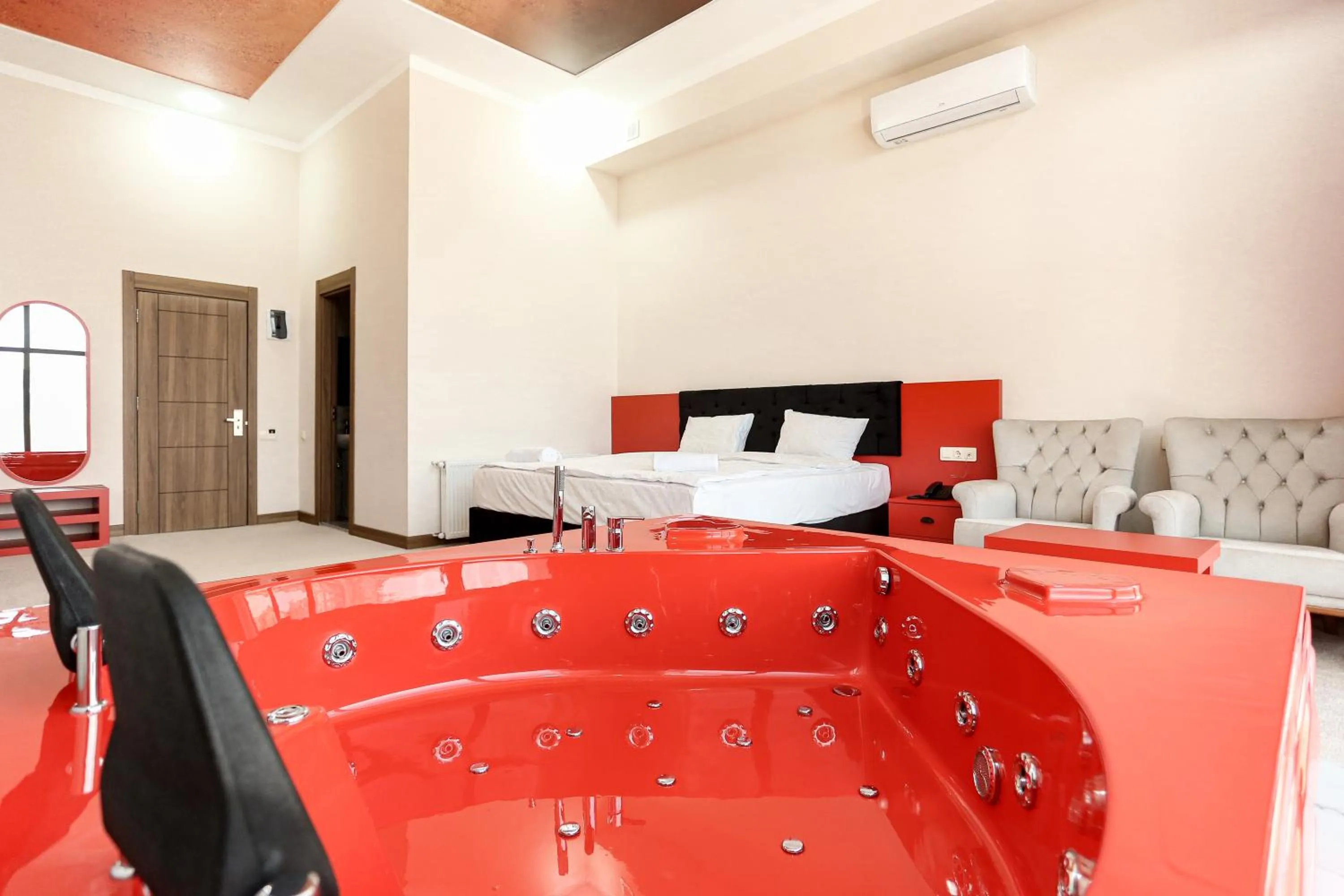 Hot Tub, Bed in Chateau Milisi