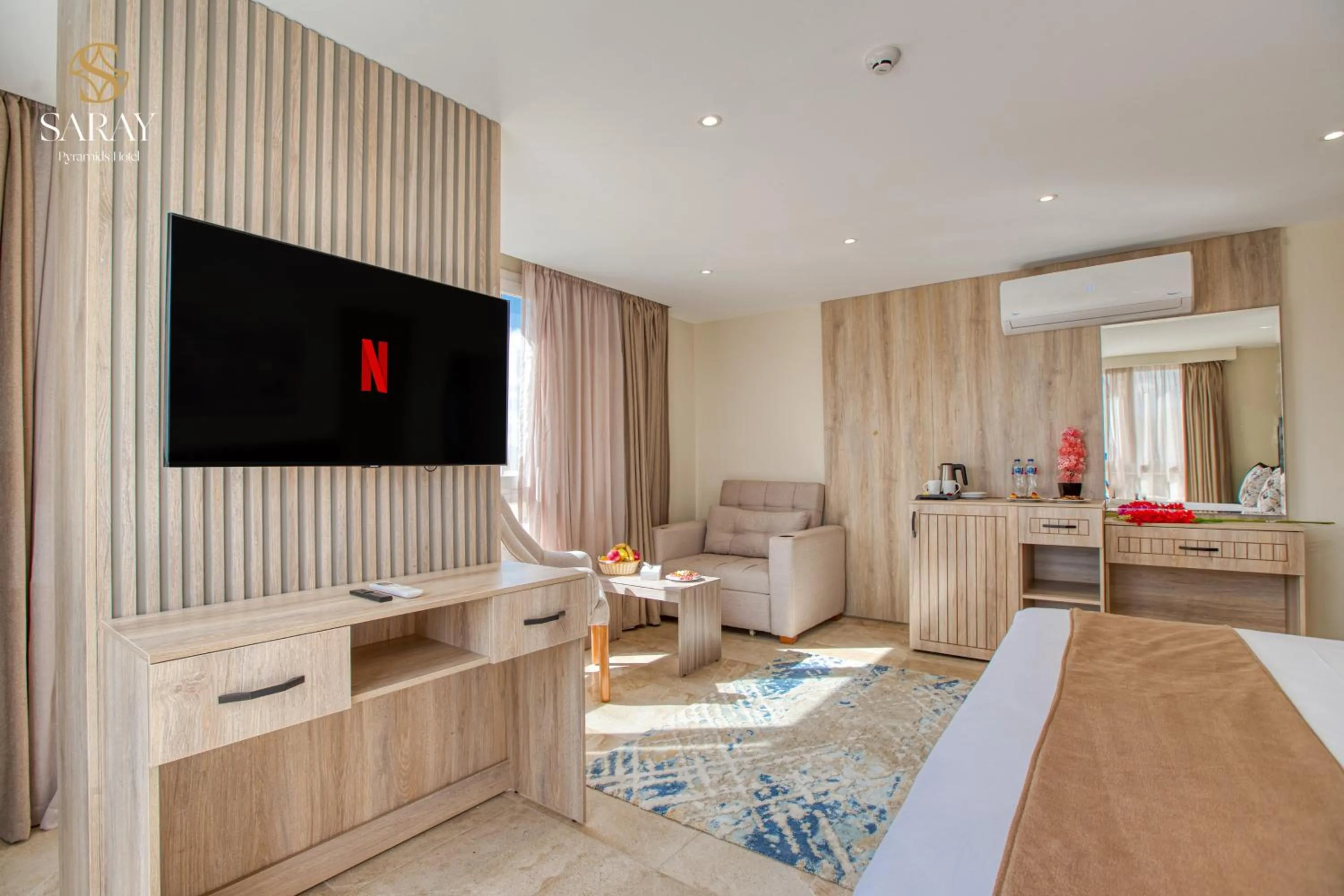 Communal lounge/ TV room in Saray Pyramids & Museum View Hotel