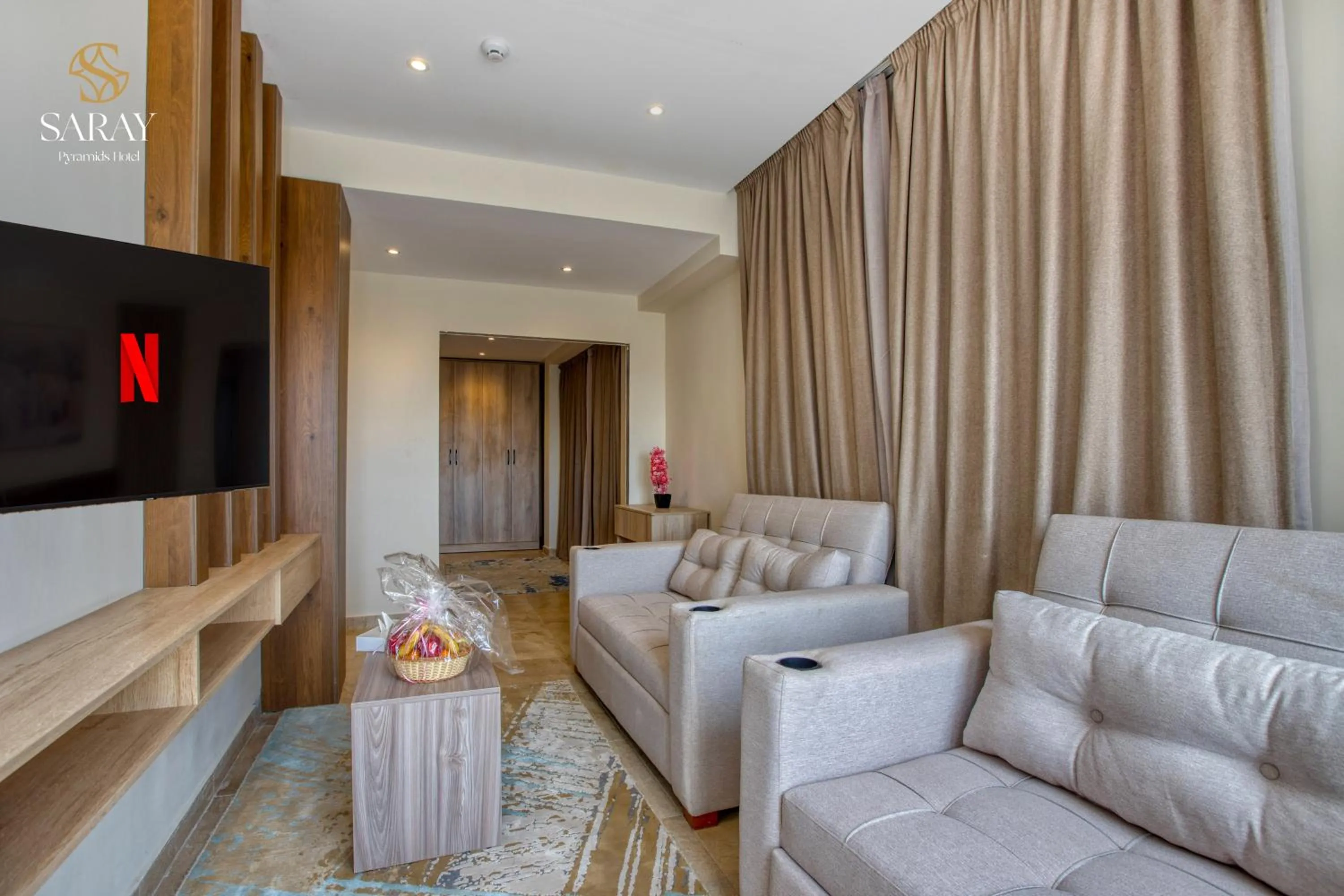 Communal lounge/ TV room in Saray Pyramids & Museum View Hotel