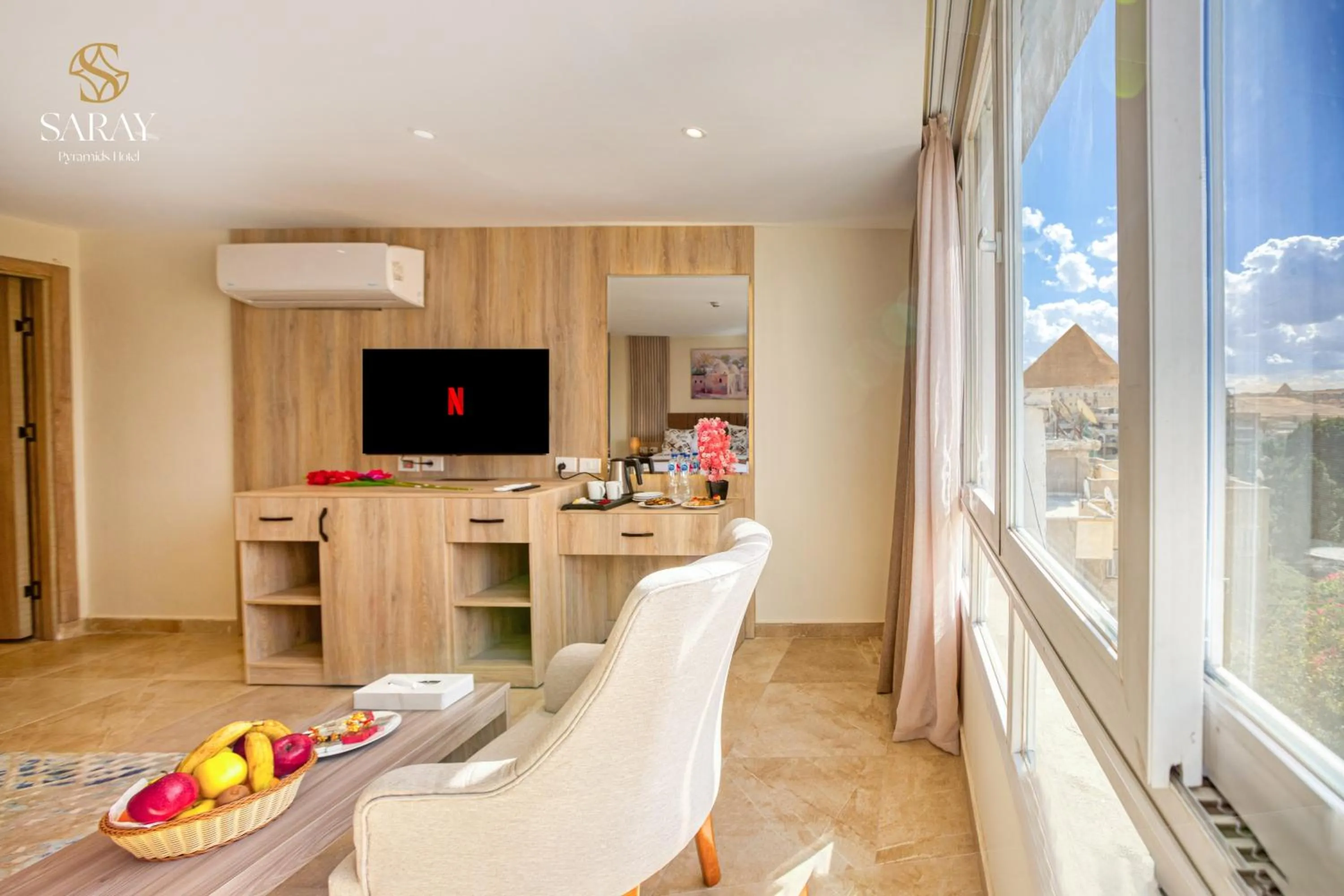 Communal lounge/ TV room in Saray Pyramids & Museum View Hotel