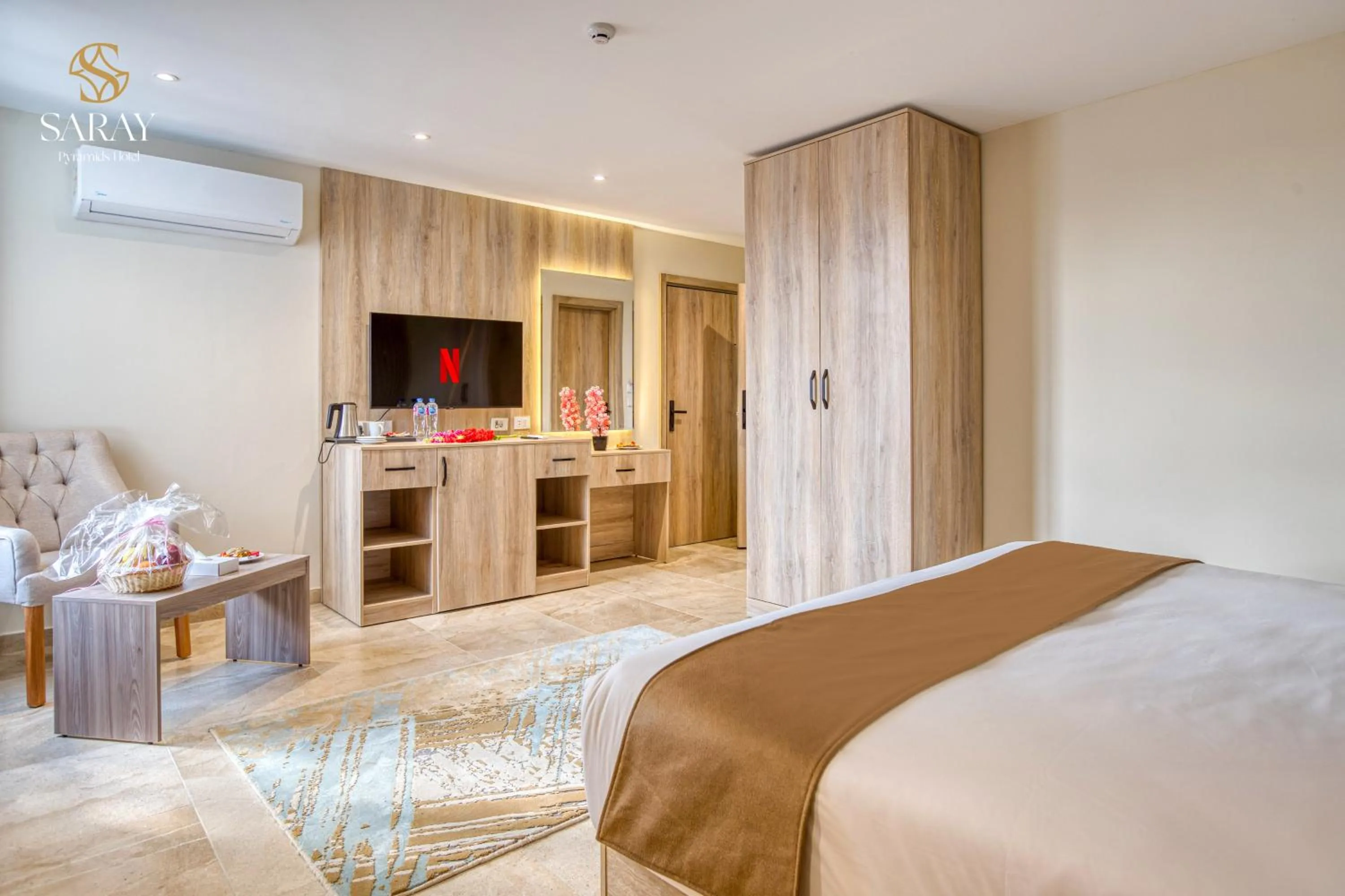 Communal lounge/ TV room, Bed in Saray Pyramids & Museum View Hotel