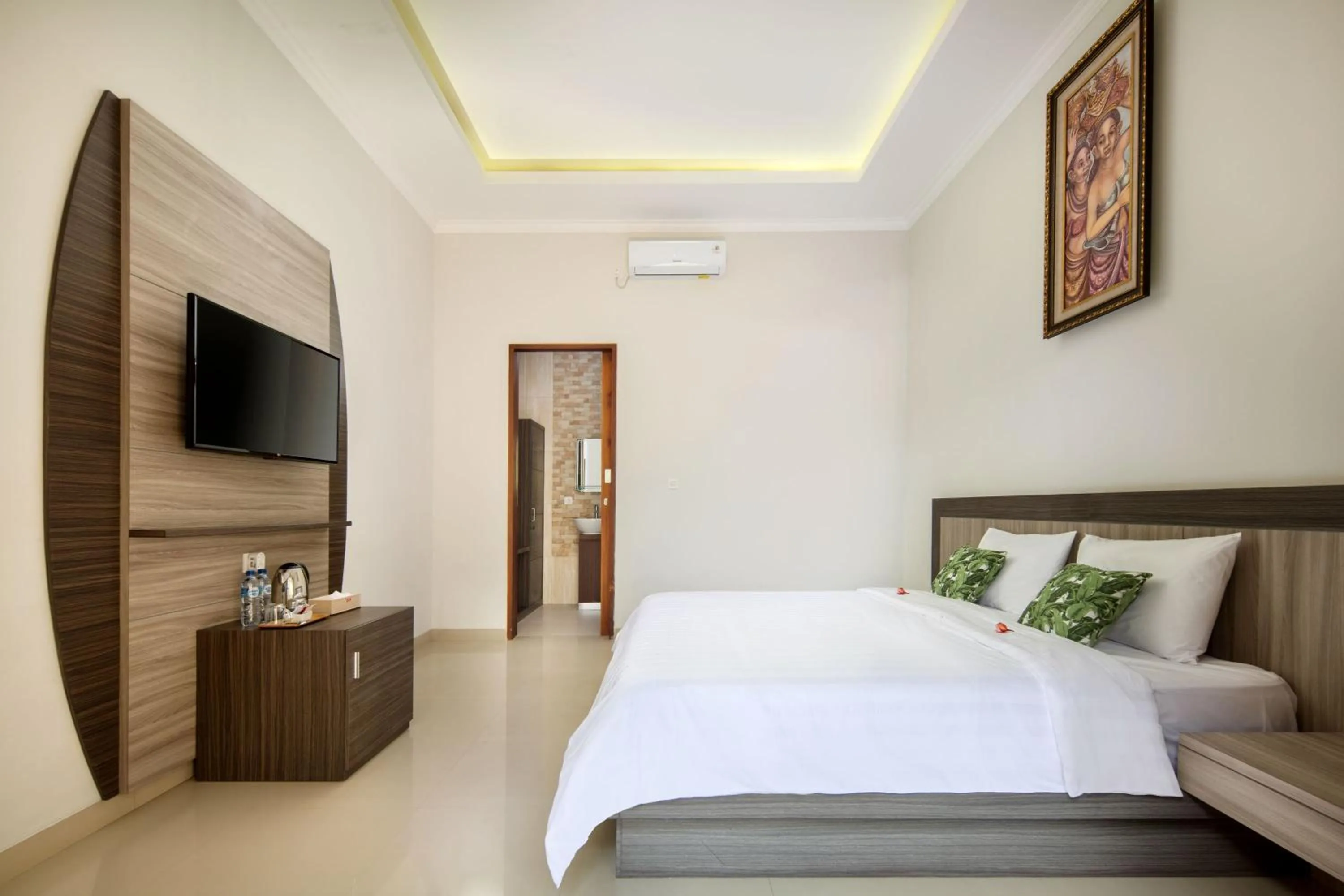 TV and multimedia, Bed in Jineswari Kuta by Kamara