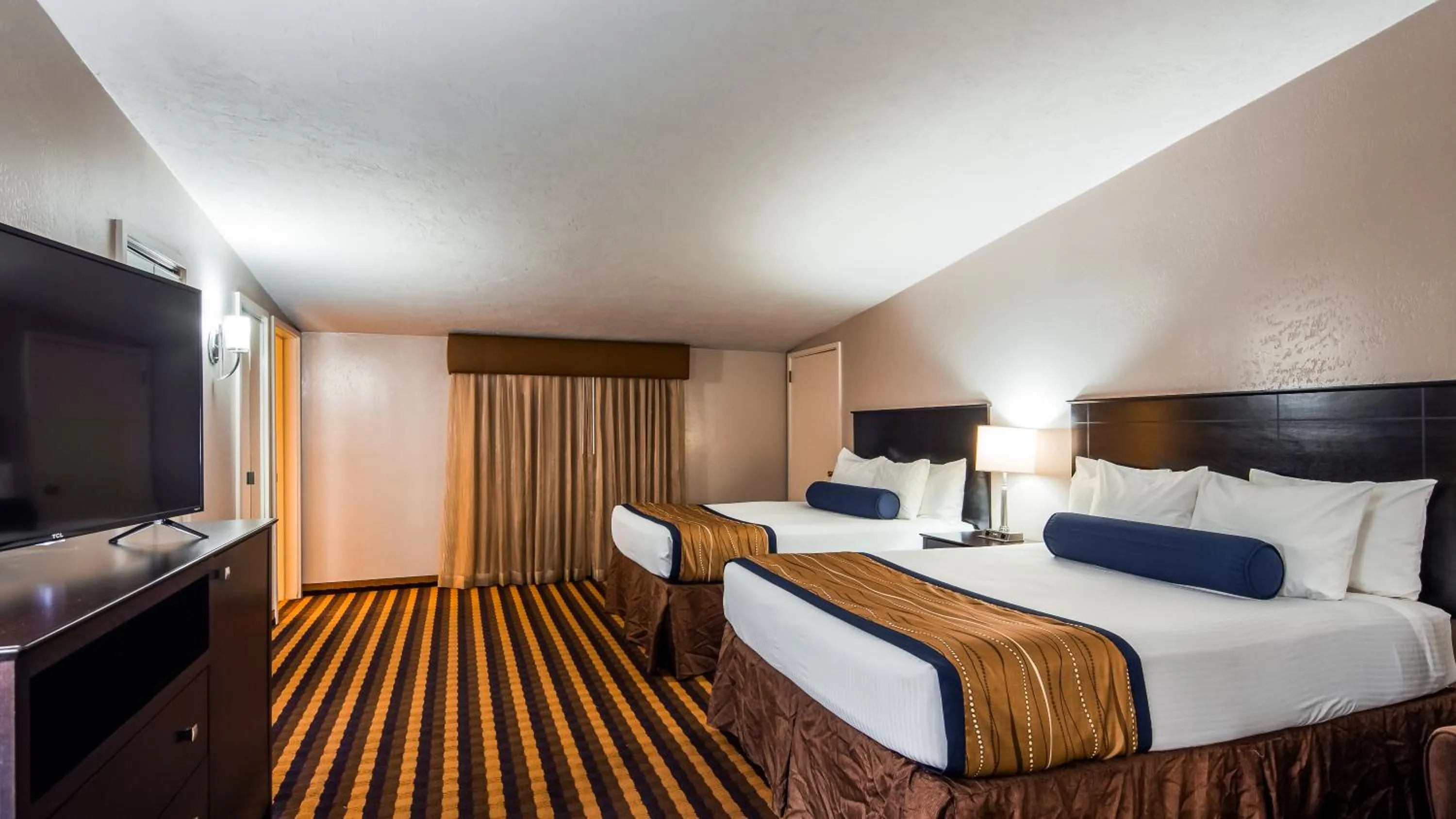 Bedroom, Bed in Best Western New Oregon Motel