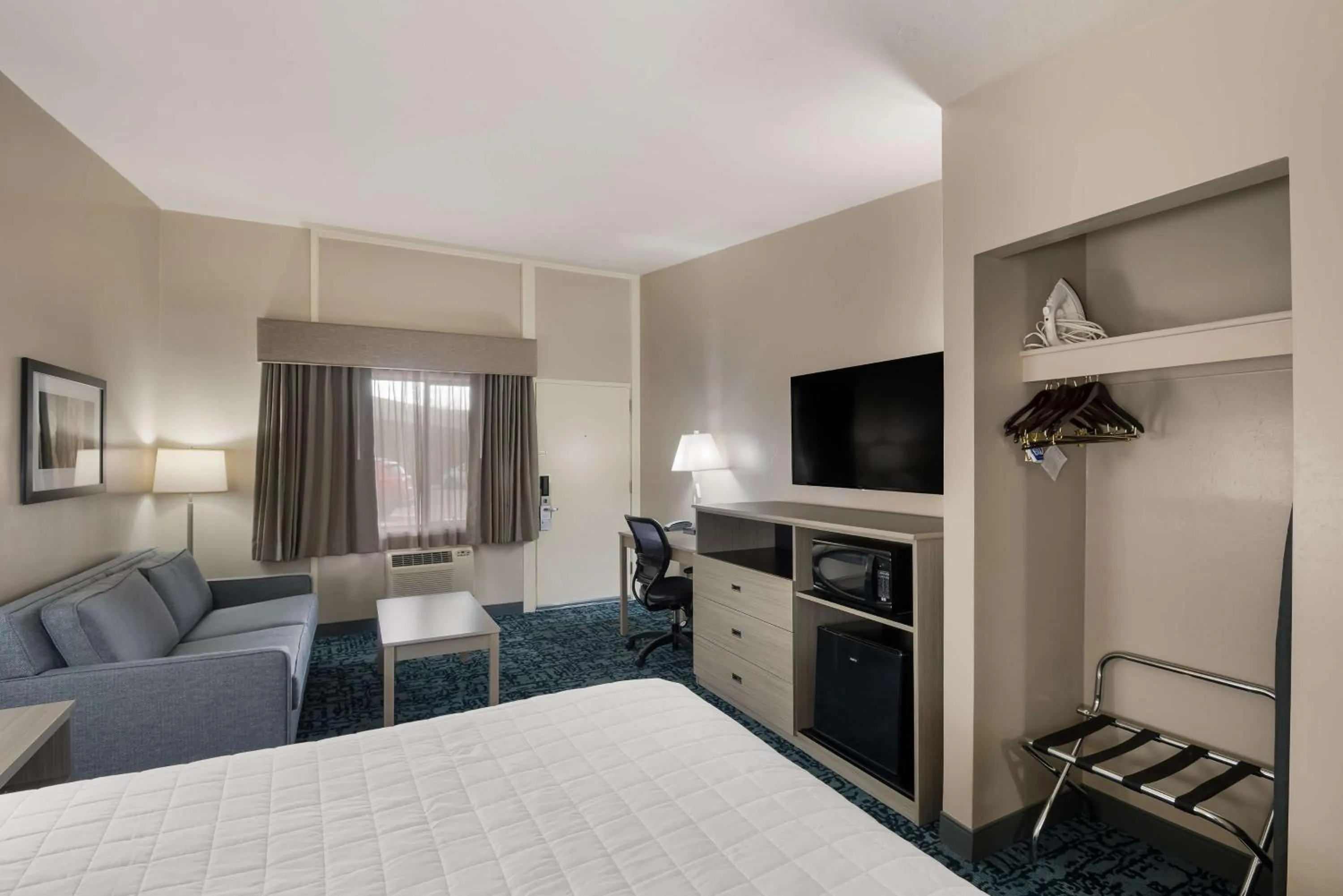 Photo of the whole room, Bed in Best Western New Oregon Motel