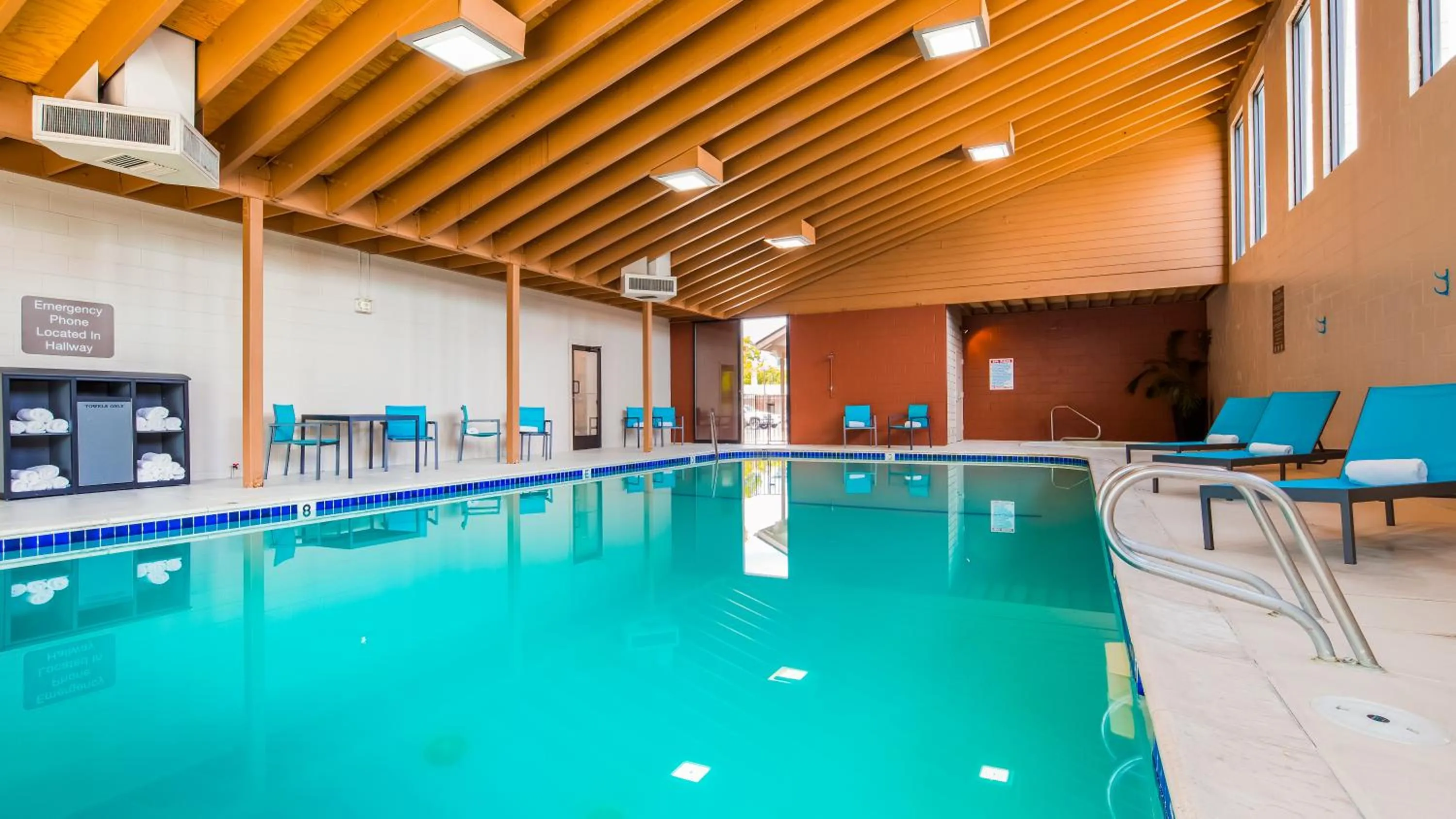 Swimming pool in Best Western New Oregon Motel