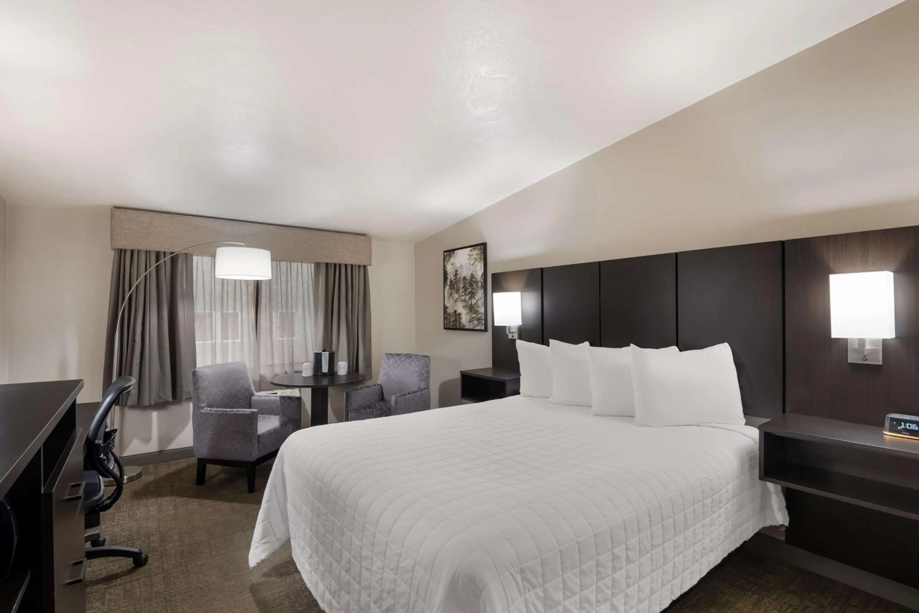 Bedroom, Bed in Best Western New Oregon Motel