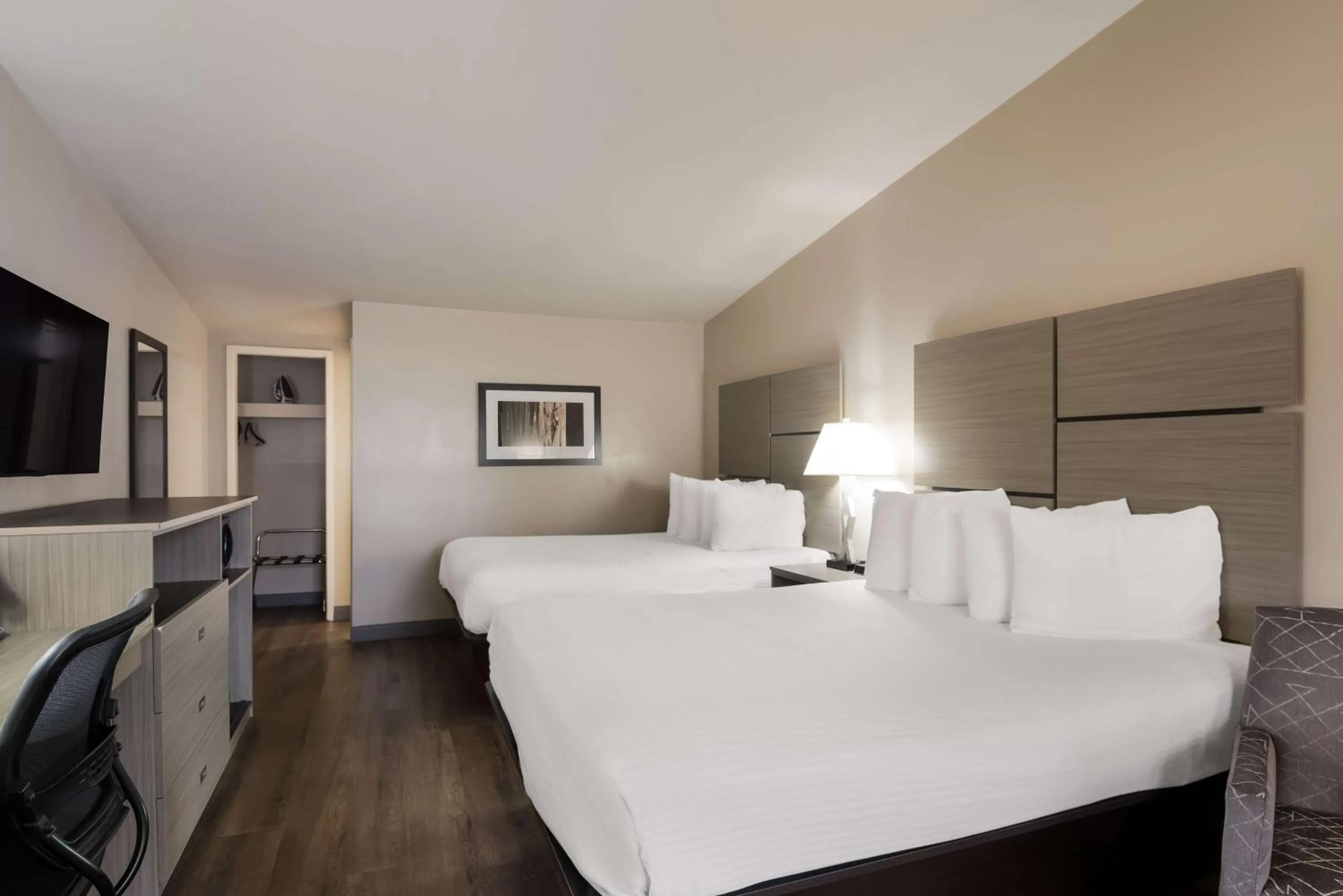 Bedroom, Bed in Best Western New Oregon Motel